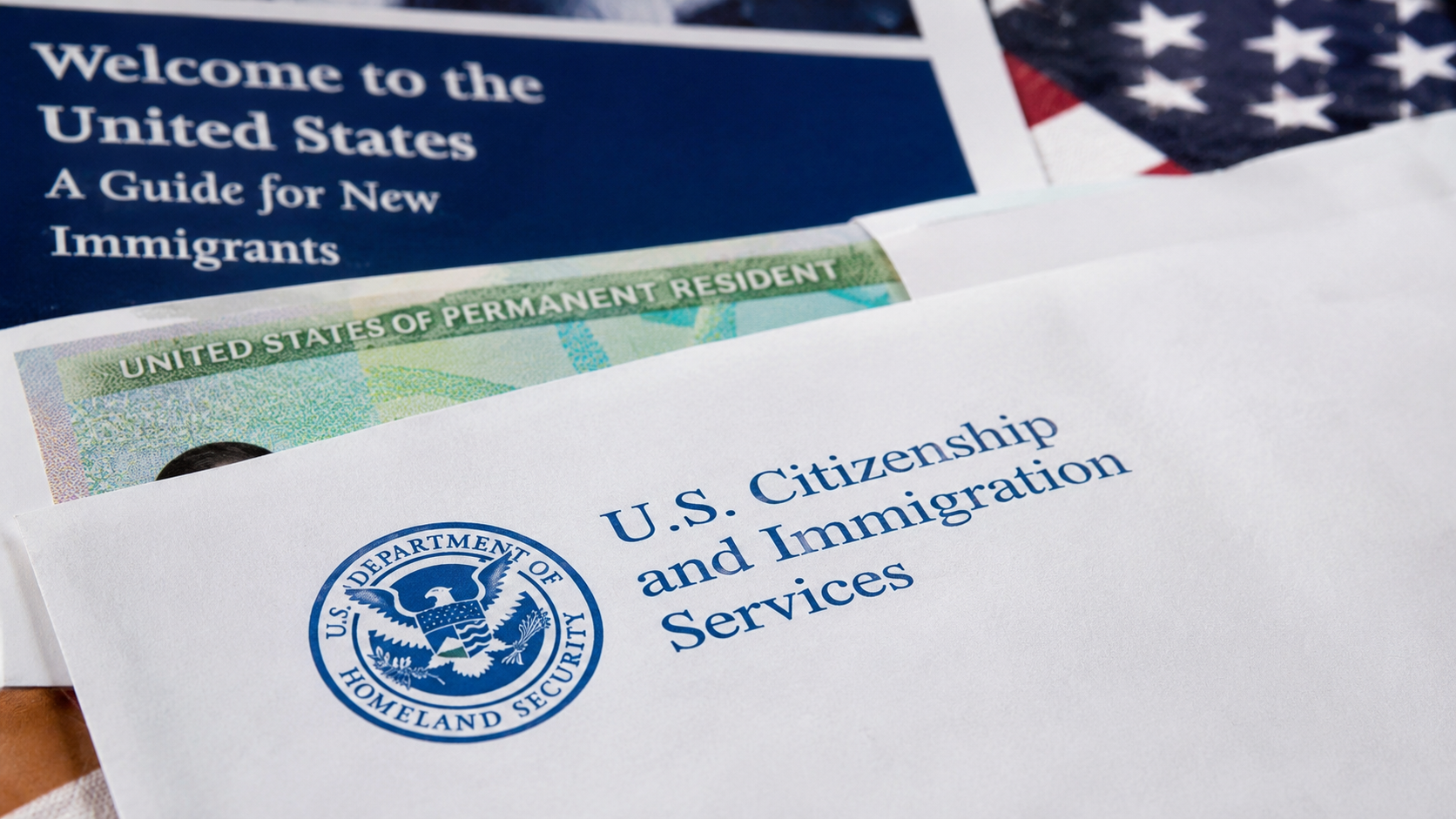 Uscis actualizó las reglas migratorias de mayo de 2026 y confirmó retrasos en trámites de DACA, TPS y visas familiares y laborales.