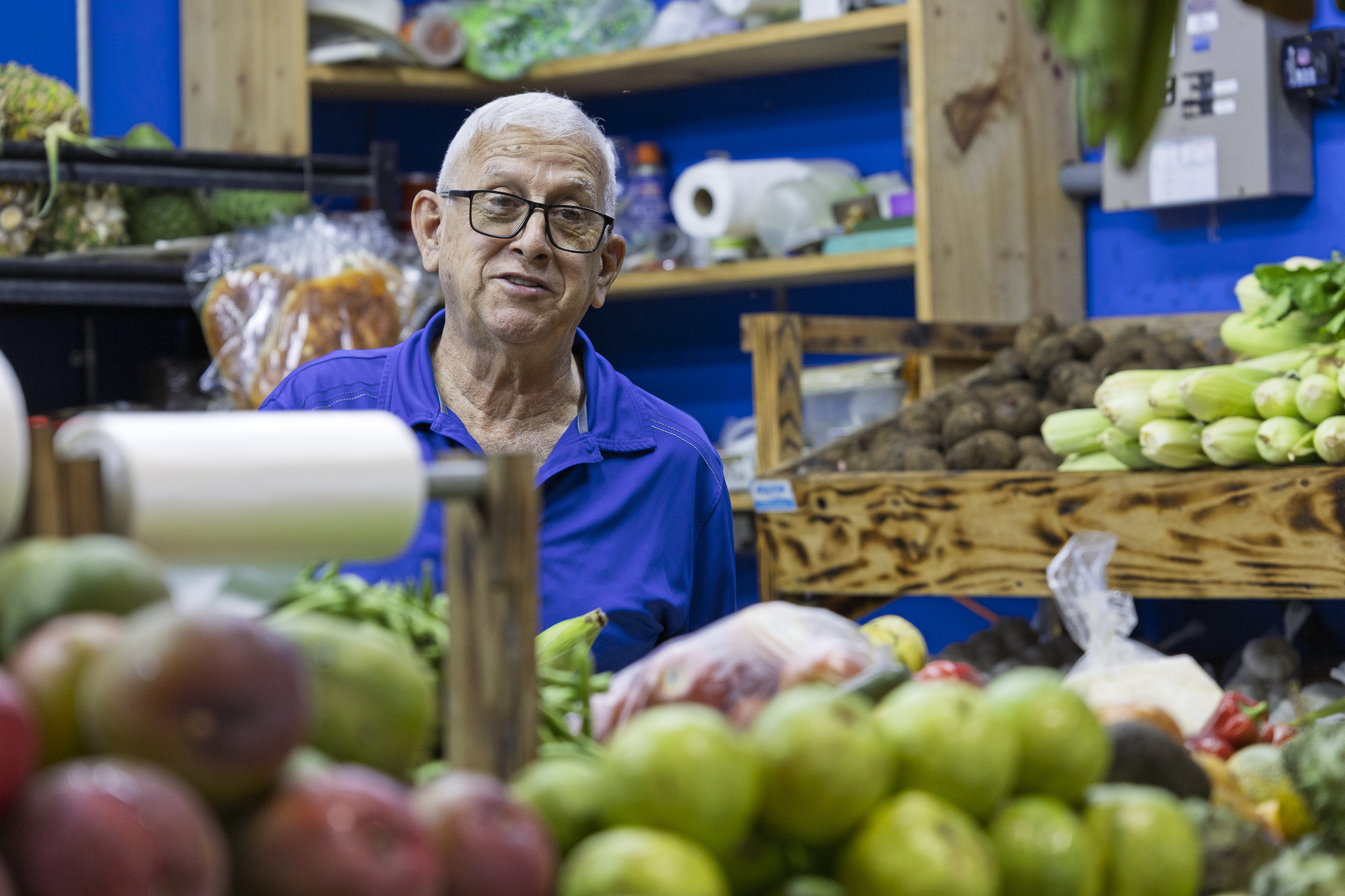 El carismático comerciante de Ciudad Quesada que rechazó una beca universitaria por heredar el tramo de su ‘tata’