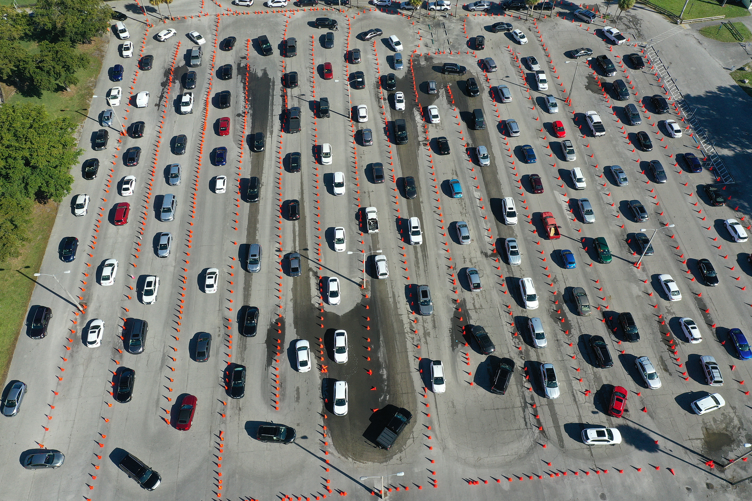 Miami, Florida. Diciembre de 2021. Filas de carros esperando pruebas covid-19 exprés.