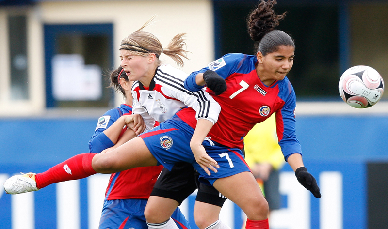 El país debutó en un Mundial Femenino en Nueva Zelanda 2008. Mariela Campos y la alemana Tabea Kemme. | GETTY IMAGES