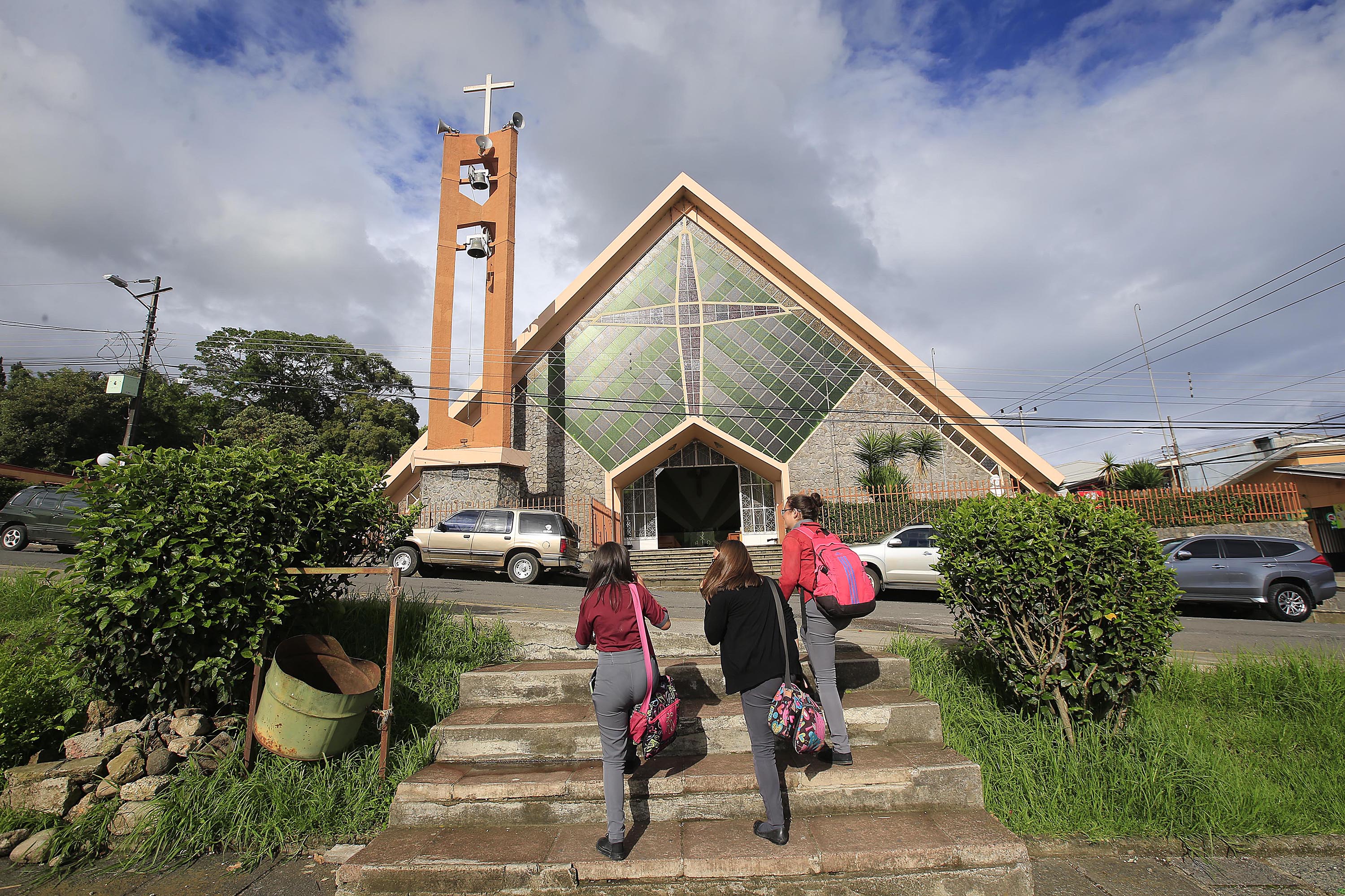 29/05/2019 Tierra Blanca de Cartago. Los alumnos del Liceo de Tierra Blanca de Cartago están distribuidos entre ocho parqueos, bodegas, parroquias en este distrito. Muy cerca de la iglesia están los diferentes edificios, donde se distribuyen las aulas en las que reciben lecciones los estudiantes de este centro educativo. Foto: Rafael Pacheco