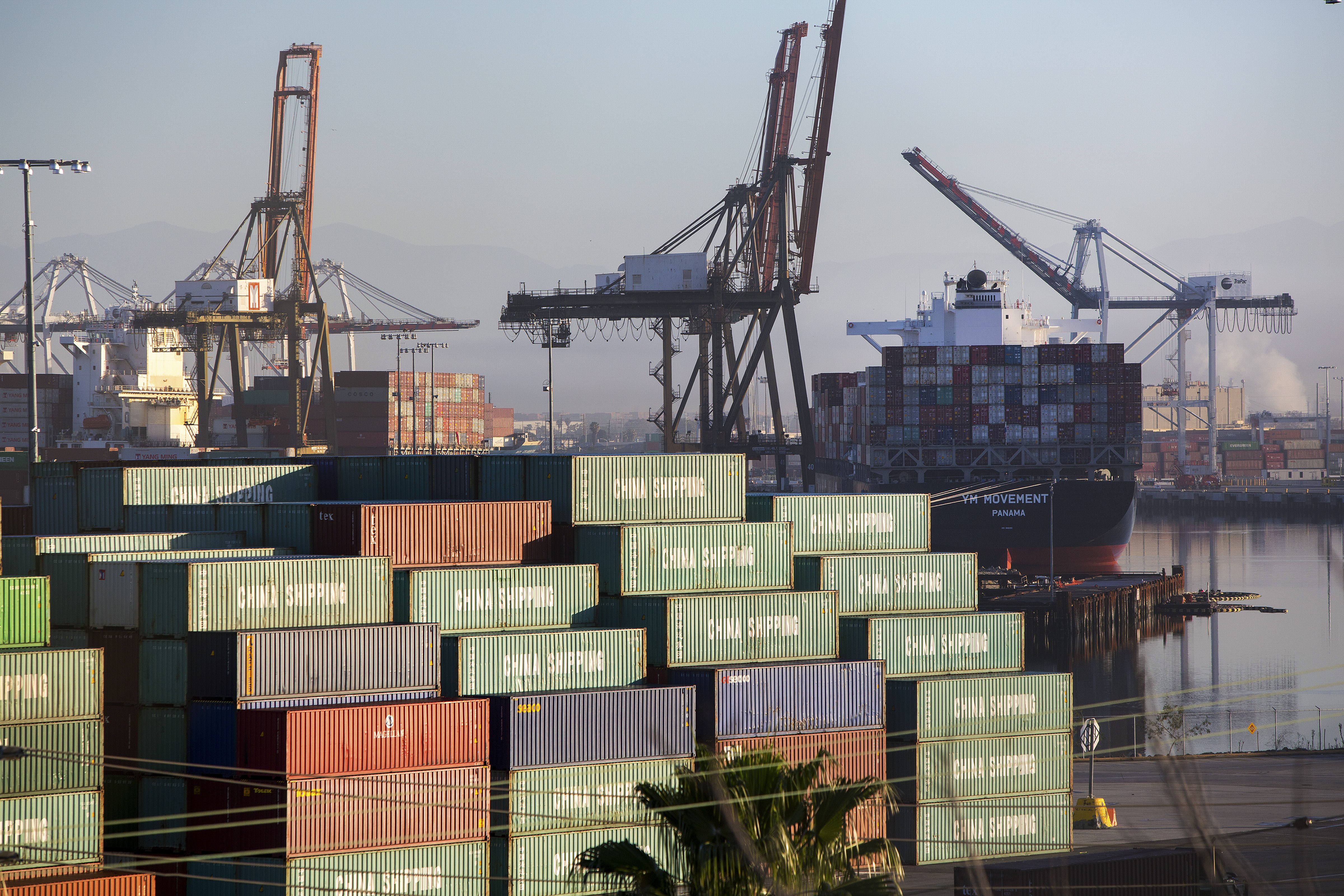 El presidente Donald Trump dijo el 15 de julio que Estados Unidos estaba ganando la guerra comercial con China, pero las cifras del gobierno muestran que los ingresos recaudados por concepto de aranceles a productos chinos ($250.000 millones) no son suficientes para cubrir el costo del rescate para los agricultores, y mucho menos para compensar a las otras industrias afectadas por las tensiones comerciales.