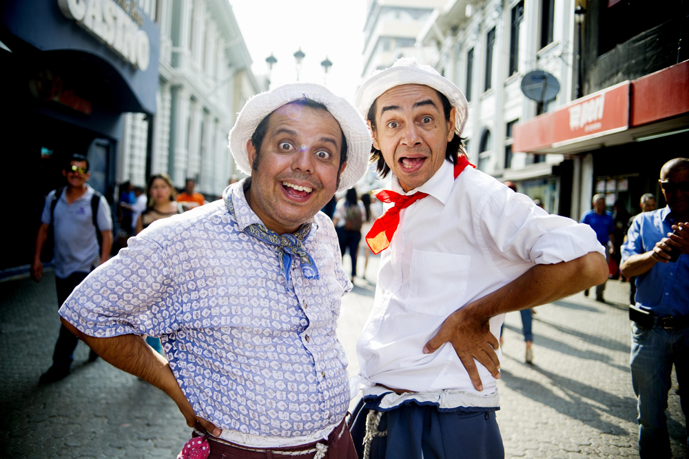 18/03/2016. San José, Plaza de la cultura y Avenida Segunda. Retratos a los comediantes Juan Vainas (Ricardo Jiménez) y Chibolo (Magdiel Ramírez), quiénes se han hecho famosos a partir de su aparición en Teletica canal 7. Fotografía Marcela Bertozzi