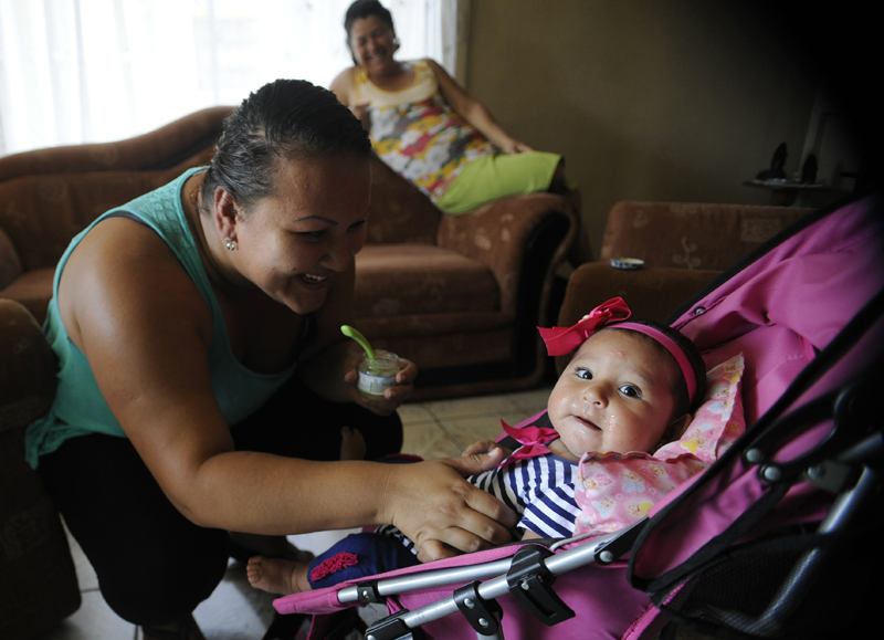 Desde que le operaron el corazón, hace tres meses, Lucía Gradis ganó peso y está más activa. Es uno de los 235 niños operados en el Programa Cardiovascular Pediátrico. Aquí, con su mamá Karen Gradis. | DIANA MÉNDEZ