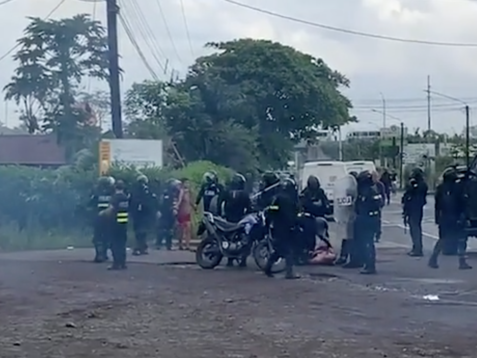 Hechos ocurrieron el pasado 11 de octubre, durante la intervención policial en un bloqueo en Aguas Zarcas de San Carlos. Captura de Pantalla.