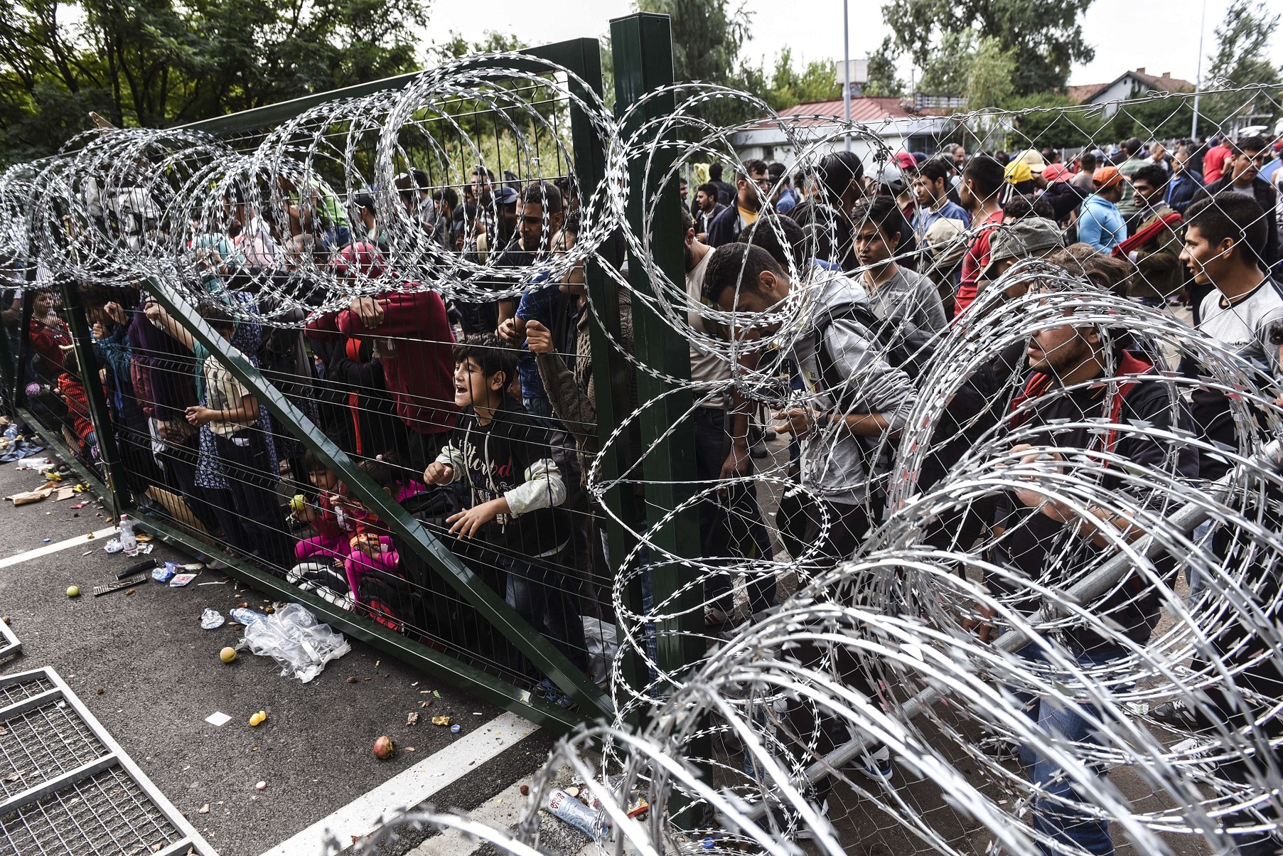 Un grupo de refugiados retenido en la frontera de Hungría con Serbia, cerca de la ciudad de Horgos, en setiembre del 2015.