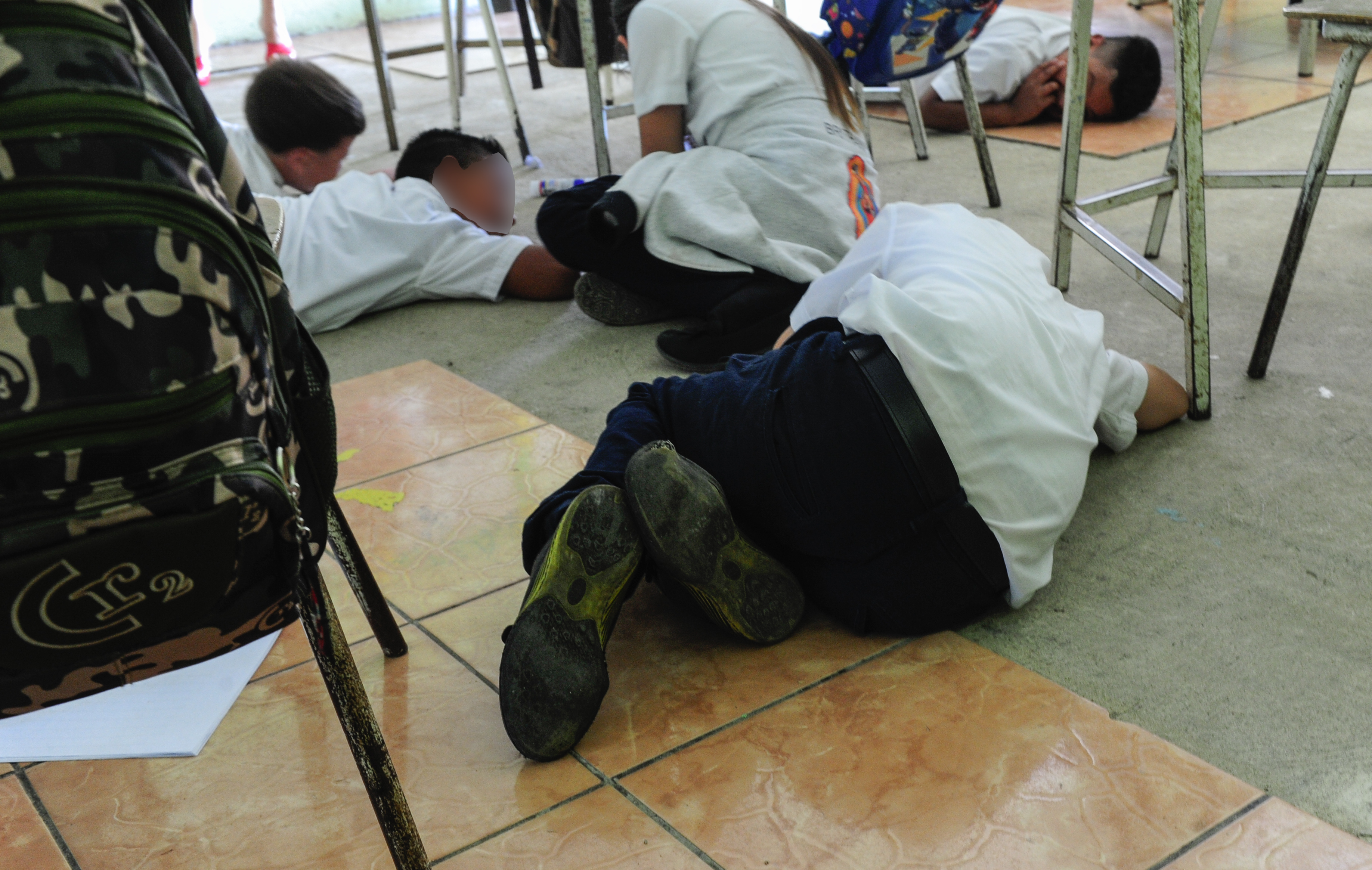 04/05/2023 Alajuelita, San Josecito, Esculea los Filtros, alumnos de sexto grado realizan un simulacro de protección en caso de tiroteo en en las proximidades de la institución, la Sra directora Carmen Montoya Picado coordina el simulacro. fotografía Marvin Caravaca