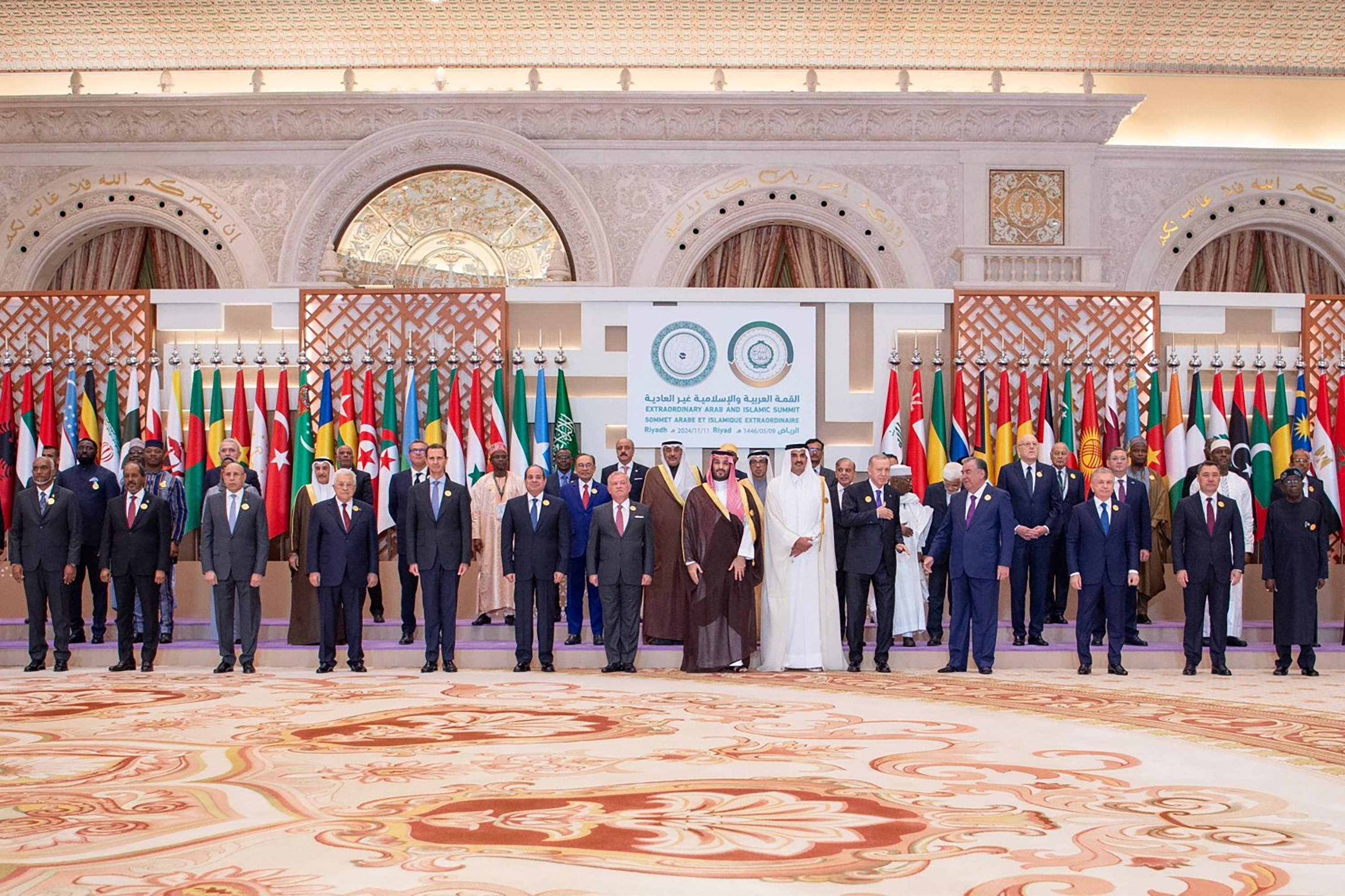 Una fotografía proporcionada por la Agencia de Prensa Saudita SPA muestra al príncipe heredero saudita Mohammed bin Salman (centro) posando para una fotografía grupal con líderes de los estados miembros de la Organización de Cooperación Islámica (OCI) y la Liga Árabe durante su cumbre extraordinaria conjunta en Riad.