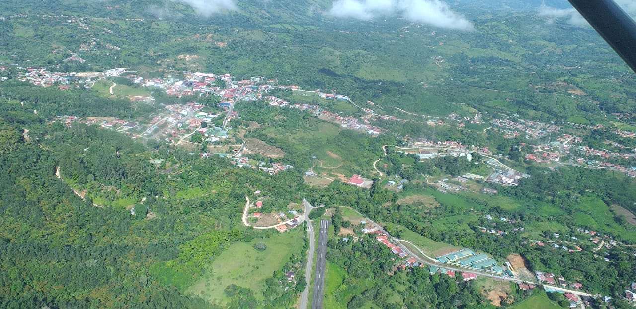 El miércoles la CNE realizó un sobrevuelo por las regiones afectadas de la zona sur. Aunque no hubo daños serios los temblores no cesan en la zona. Foto: Cortesía CNE.