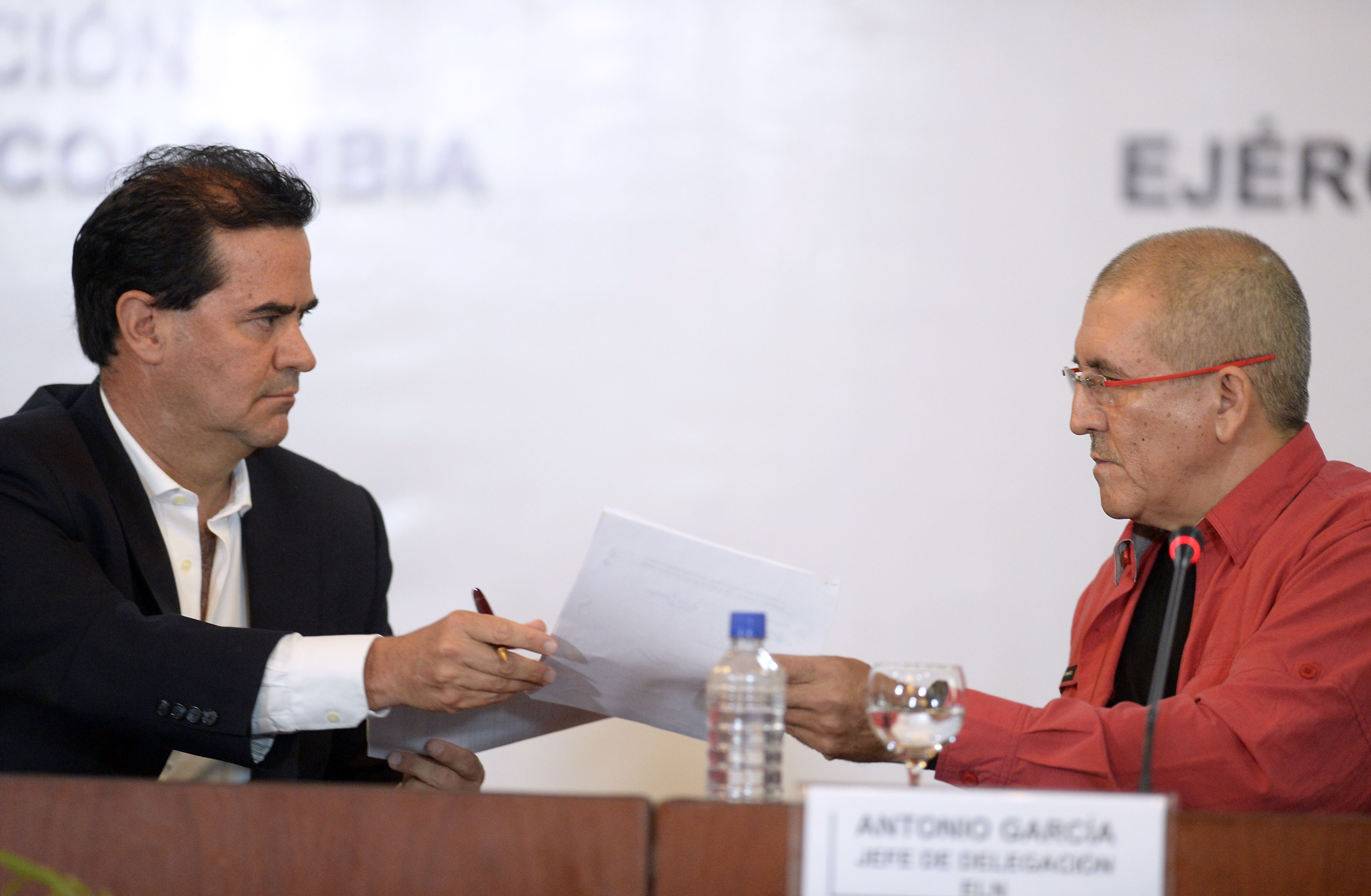 El anuncio fue hecho en la sede de la cancillería venezolana en Caracas por Frank Pearl (izq.), jefe de la delegación del gobierno del colombiano, y el jefe del ELN, Antonio García.