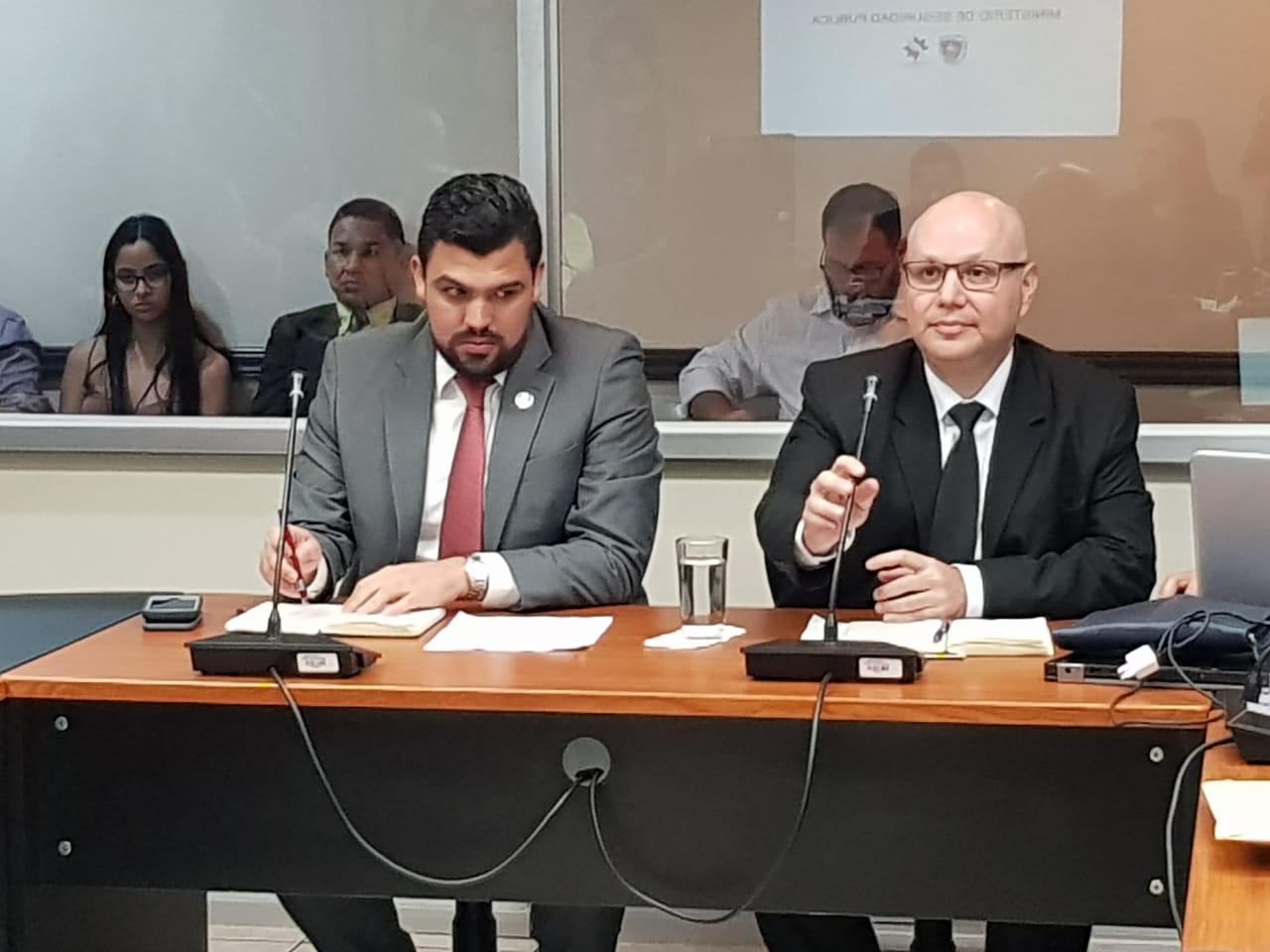 El viceministro Eduardo Solano y el ministro de Seguridad, Michael Soto, pidieron a los diputados reconsiderar y no aumentar debilitar el proyecto de ley que limita la cantidad de armas que puede tener una persona. Foto: Cortesía del PLN.
