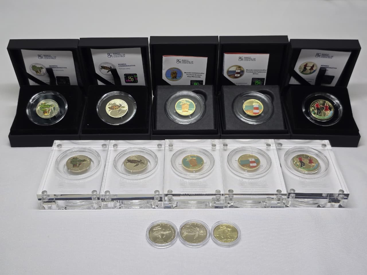 Imagen de monedas y billetes de colección de Costa Rica, incluidas piezas históricas y conmemorativas como la moneda de la mariposa morpho y la del Bicentenario de la Independencia, muy valoradas por coleccionistas nacionales e internacionales.