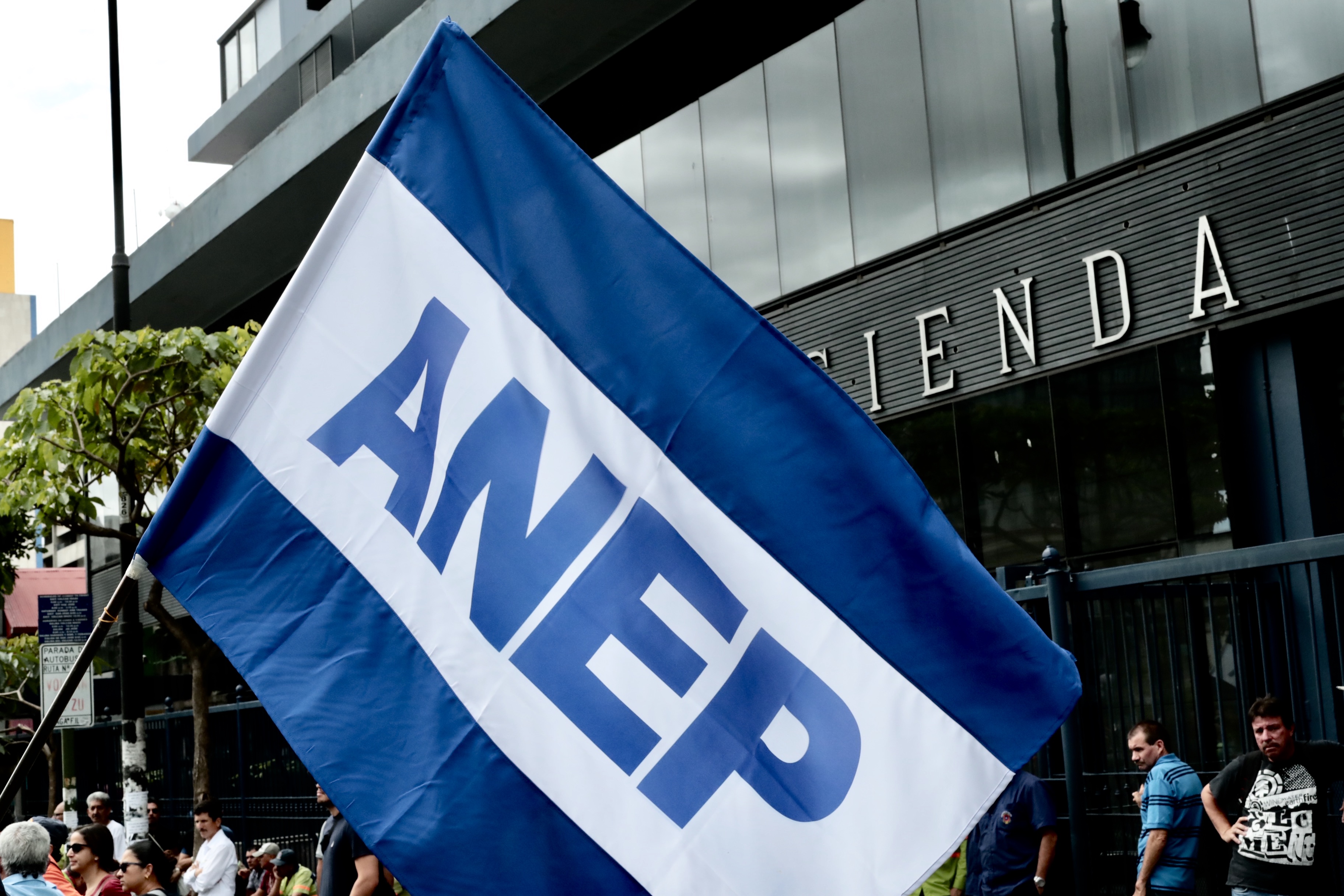 15/07/2019 Empleados públicos de diferentes municipalidades y hospitales protestan al frente de el ministerio de hacienda sobre la avenida segundo los dirige ANEP con Albino Vargas al frente. Foto Alonso Tenorio