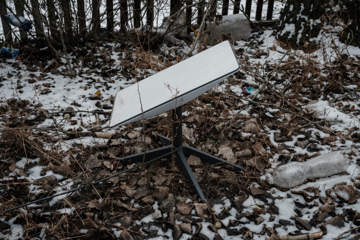 (ARCHIVO) Un sistema de internet de banda ancha por satélite Starlink, utilizado por militares ucranianos, en Bajmut, el 1.° de febrero de 2023, en medio de la invasión rusa de Ucrania.