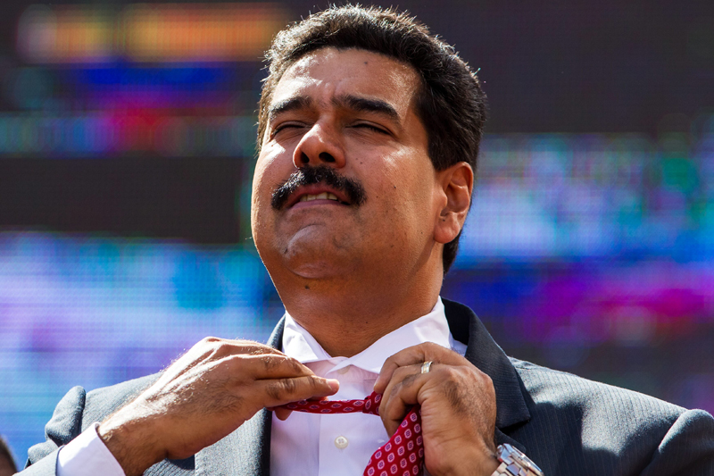 CAR02. CARACAS (VENEZUELA), 12/11/2013.- El presidente de Venezuela, Nicolás Maduro, participa hoy, martes 12 de noviembre de 2013, en un acto público ante transportistas chavistas, en Caracas (Venezuela). Maduro, pidió hoy no caer en la "ansiedad consumista" por la reducción de precios en el sector de la venta de electrodomésticos al tiempo de anunciar acciones similares en el terreno de los recambios y partes de automóviles. Maduro dio hoy instrucciones al ministro de Transporte, Haiman El Troudi, para que no haga "más nada en estas próximas 72 horas hasta que regularicemos los precios de los productos de autopartes, repuestos, cauchos y baterías". EFE/MIGUEL GUTIÉRREZ