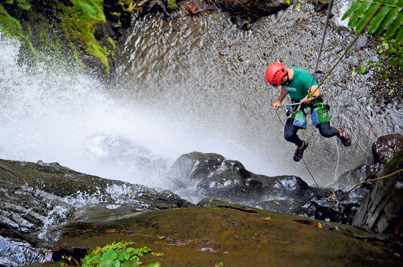 El descenso con cuerdas a través de la catarata del río Piedras Negras requiere habilidad, equilibrio y, para algunos, la promesa de no mirar hacia abajo.. | FOTO: DIANA MÉNDEZ