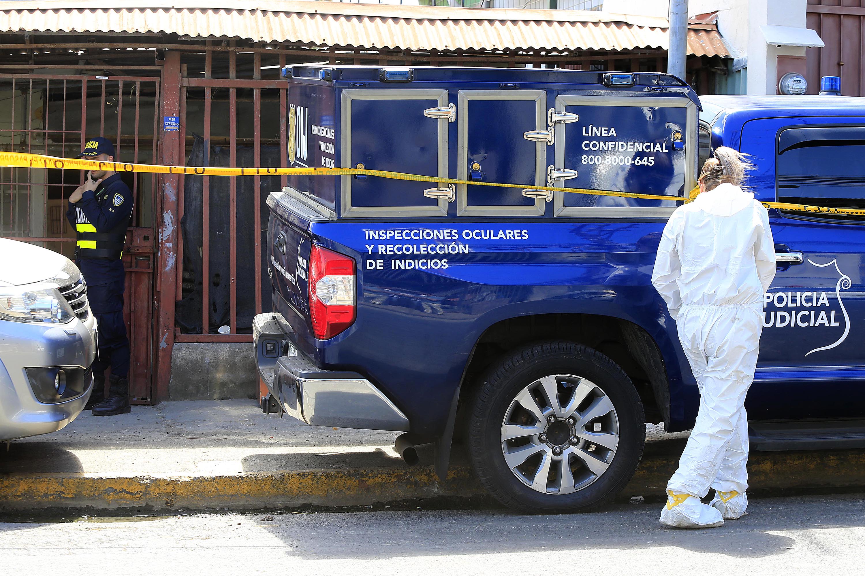 14/01/2020 La Carpio. Agentes del OIJ buscan el cuerpo de una adulta mayor, de unos 85 años, quien podría estar enterrada en su propia casa cera de la primera parada. A la anciana no se se le veía desde el 23 de diciembre recién pasado y su compañero sentimental se habría ido del lugar. Foto: Rafael Pacheco