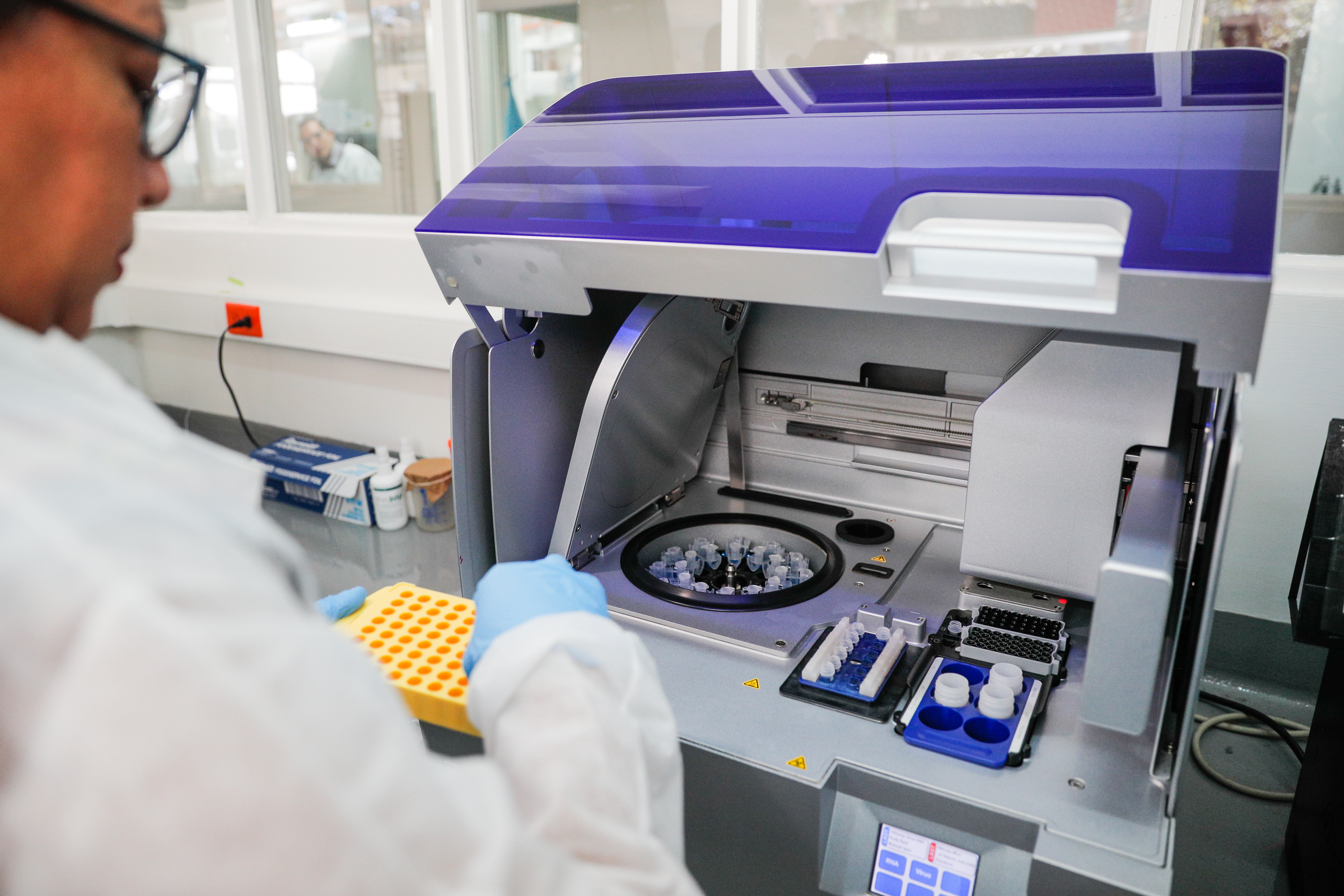 2/3/2020. Tres Ríos, INCIENSA. Simulacro del procedimiento para analizar casos de Coronavirus en el país. En la foto aparece Lourdes Nuñez. Foto Jeffrey Zamora
