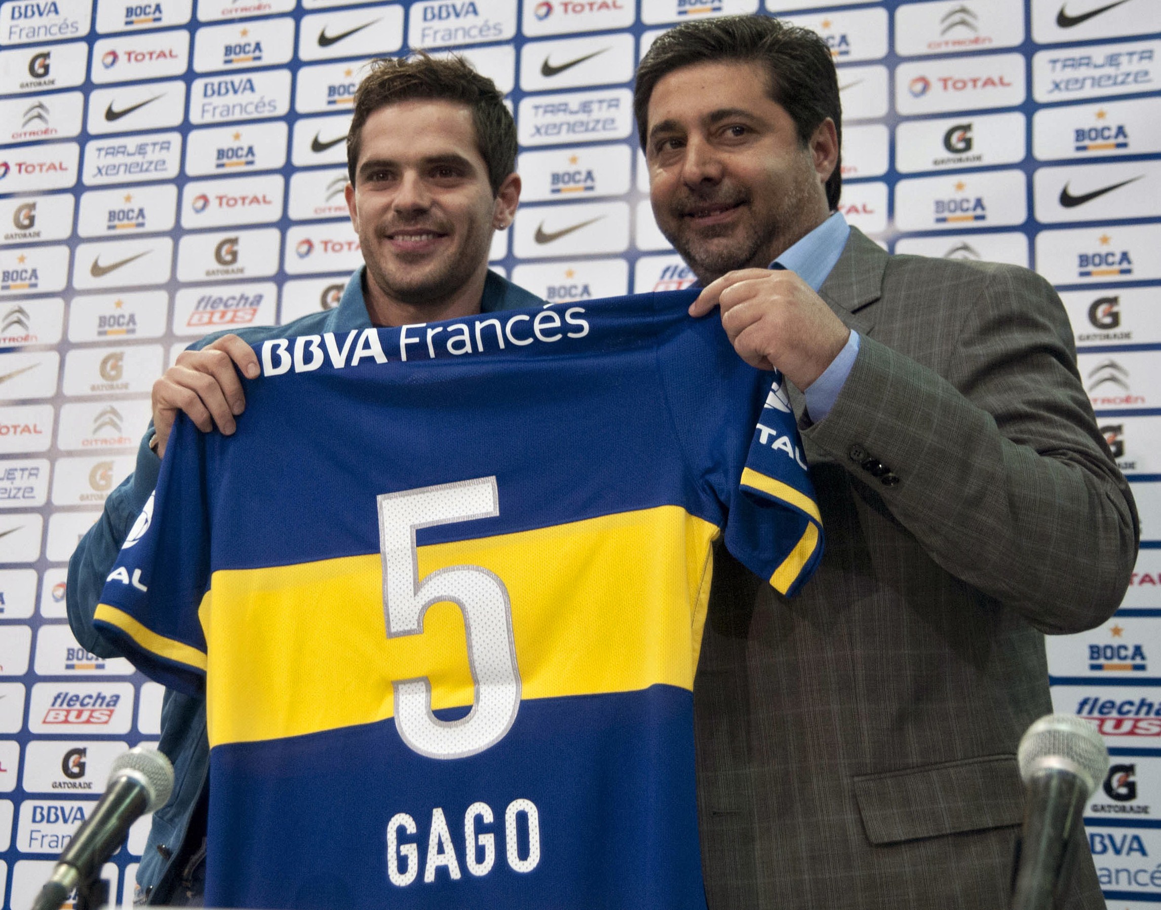 El presidente de Boca Juniors Daniel Angelici (der.) durante la presentación del jugador Fernando Gago en julio de 2013.