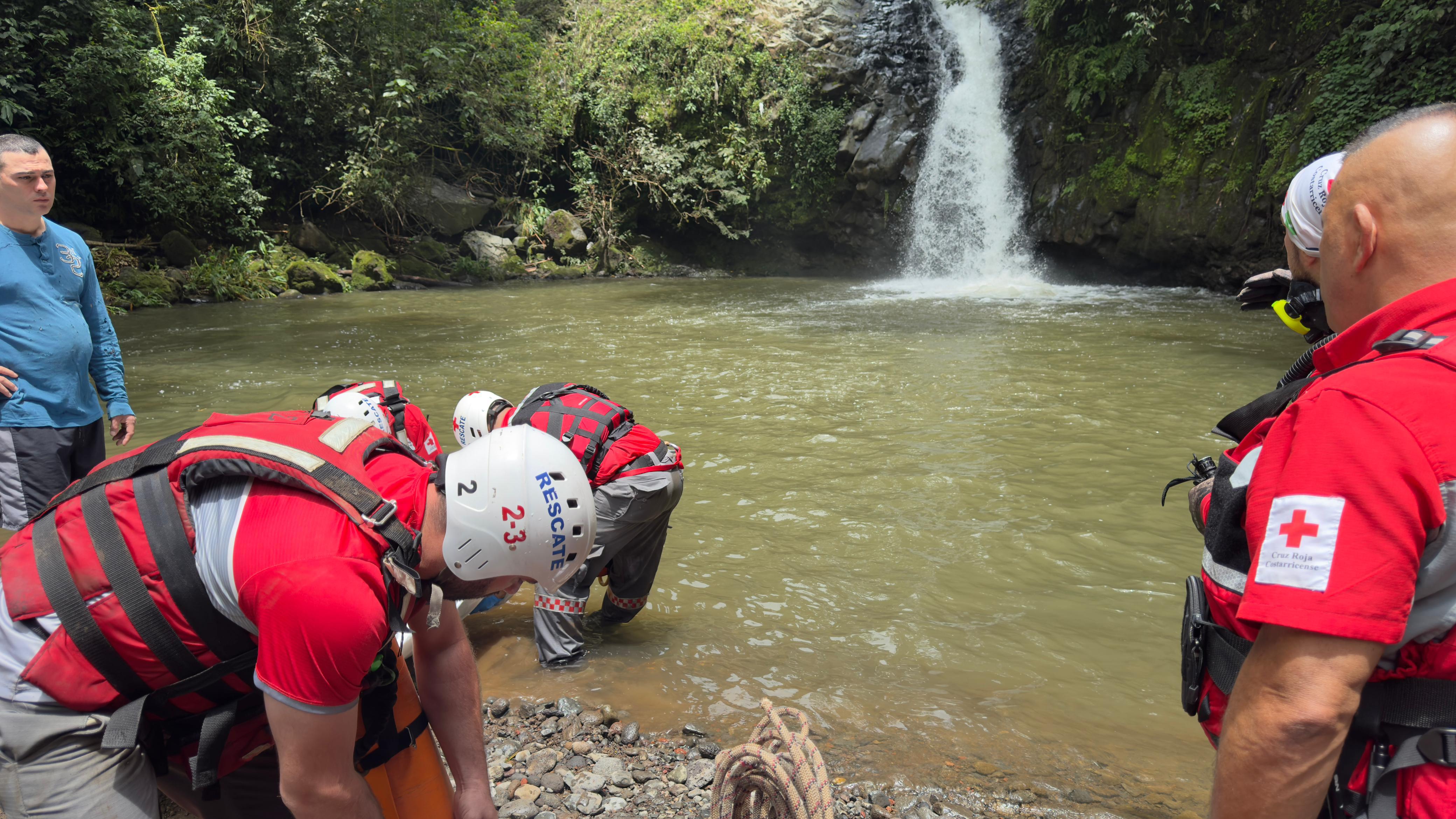 Un hombre fue localizado sin vida, luego de saltar de la catarata el Salto, en Alajuela.