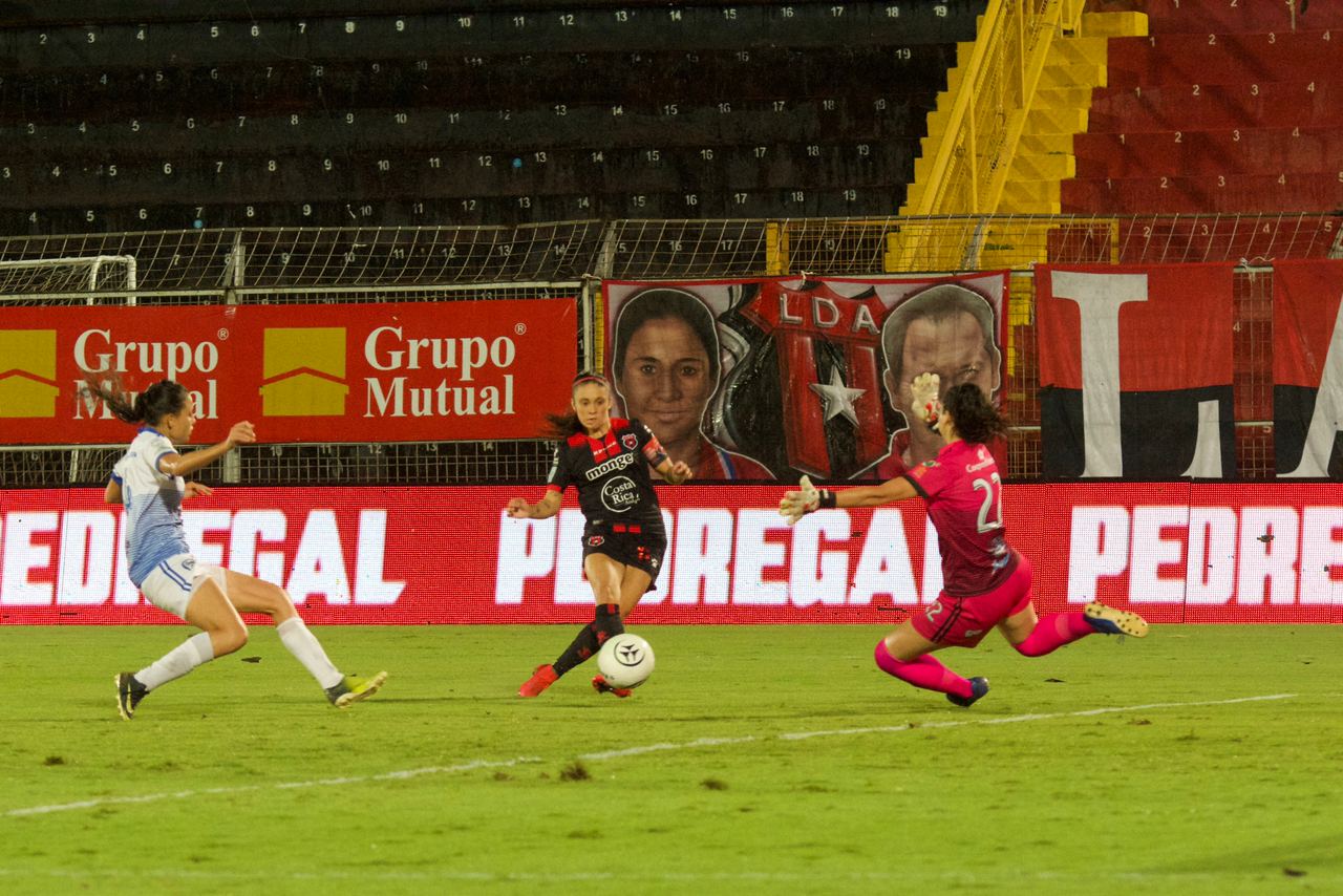 Priscila Chinchilla convirtió uno de los goles de la Liga ante Suva Sports. Fotografía: Francisco González / Prensa Alajuelense