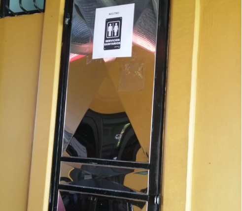 Estos son los baños neutros del Colegio Diurno de Florencia, en San Carlos.