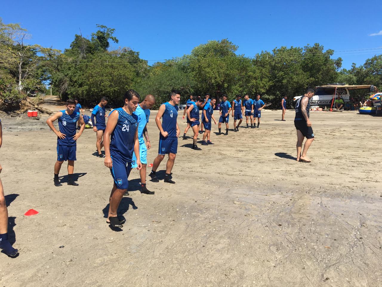 Los jugadores de Rosario de Naranjo se encuentran de pretemporada. Este jueves trabajaron en Chomes de Puntarenas. Fotografía: Cortesía