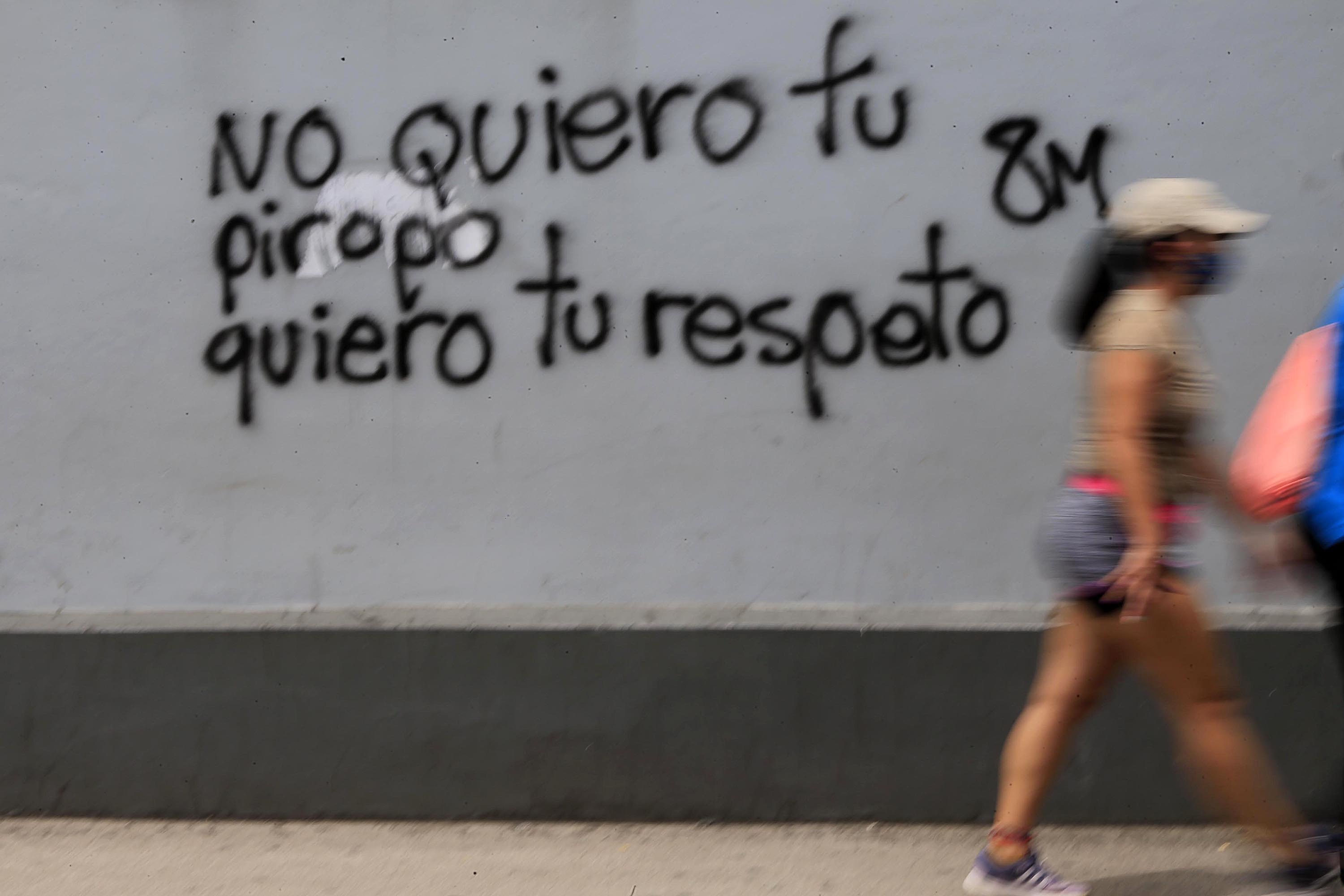 09/06/2020 Cartago. Graffiti frente al costado sur de la catedral de Cartago, en relación con el acaso callejero, cuya ley fue aprobada este martes en la Asamblea Legislativa. Foto: Rafael Pacheco