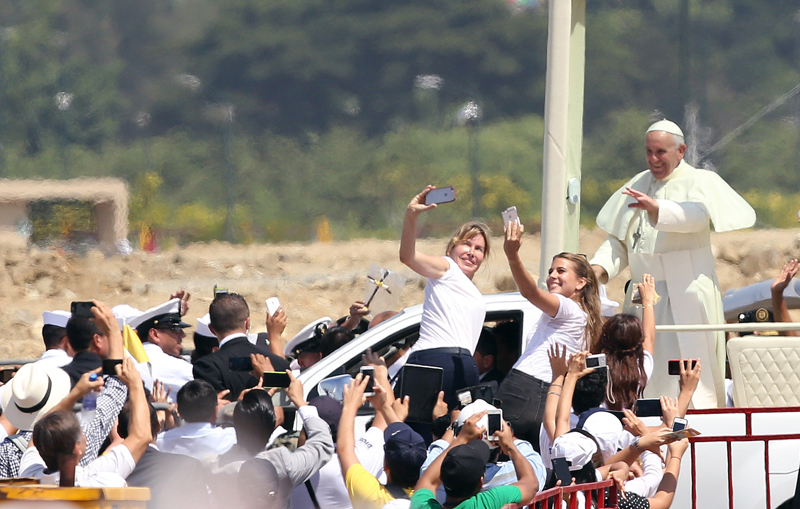 El papa Francisco saludaba el lunes mientras el vehículo que lo transportaba se abría paso en el parque Samanes, en la ciudad de Guayaquil. Allí, ante centenares de miles de personas, ofició la primera misa campal de su visita a Ecuador. Este martes lo hará en Quito. | AFP