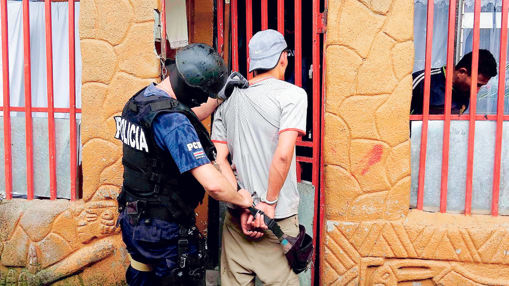 El análisis de factores socioeconómicos que se arrastran hace años, ayudará con la lucha al narcomenudeo, atacándolo desde la problemática de cada municipio. En la foto, una reciente captura en Alajuelita. | MSP