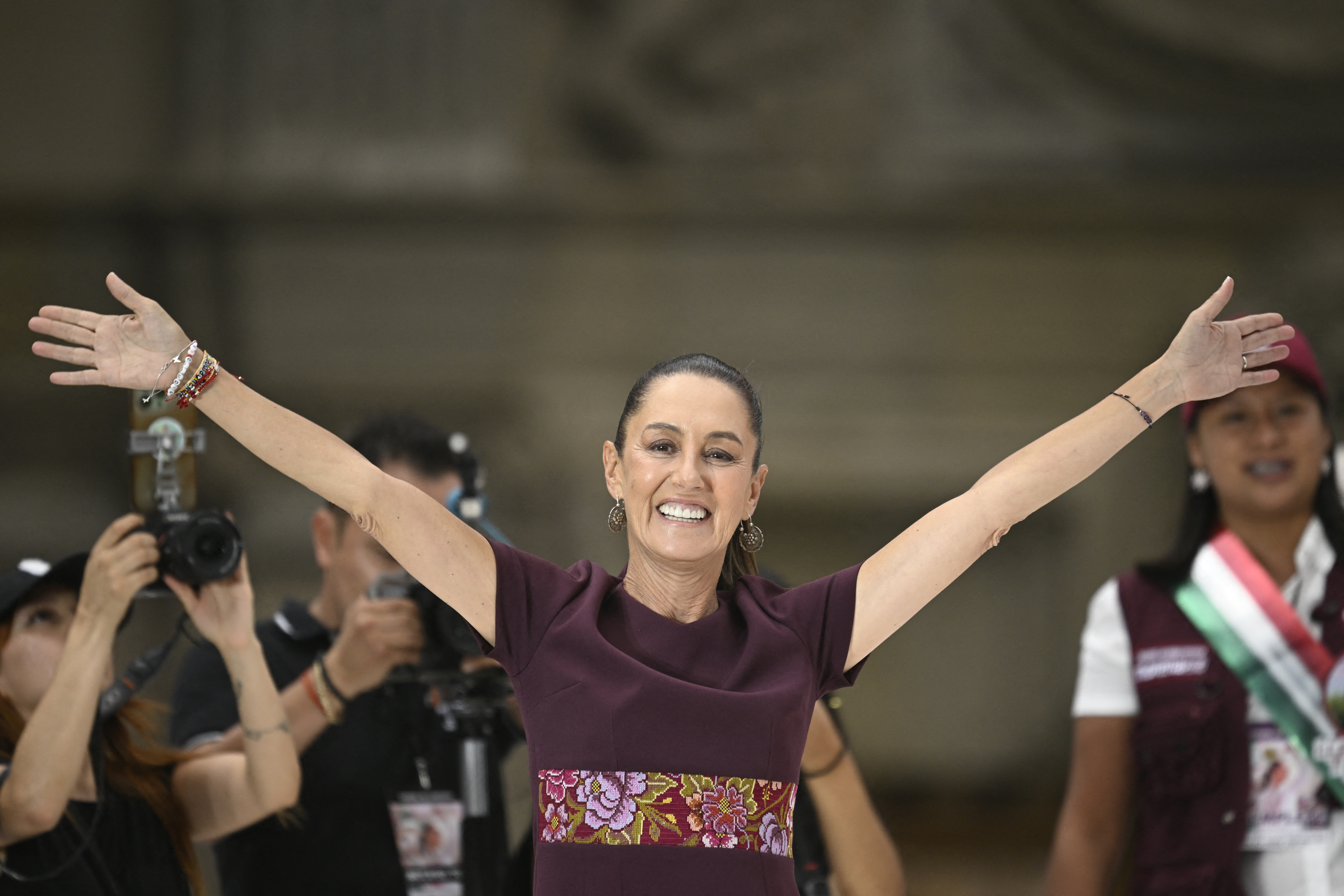 La candidata presidencial de México por el partido gobernante Morena, Claudia Sheinbaum, saluda a sus partidarios cuando llega a su mitin de cierre de campaña, en la plaza Zócalo de la Ciudad de México el pasado 29 de mayo de 2024.