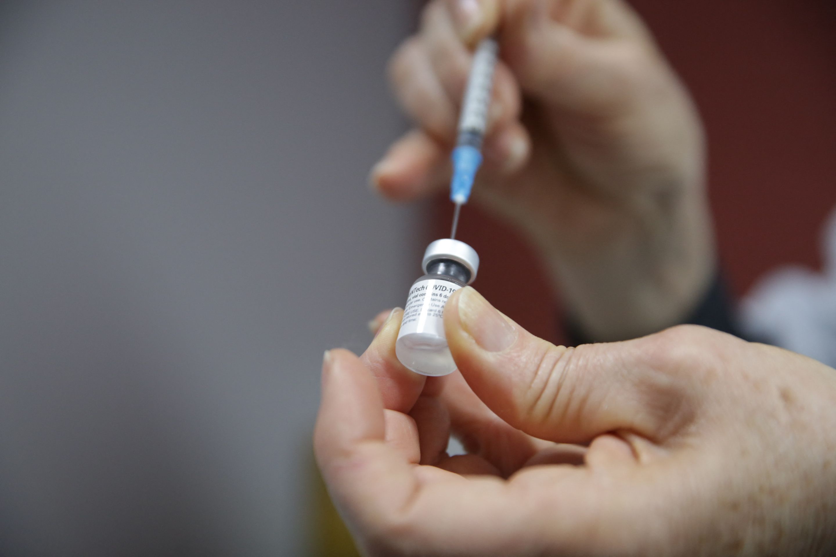 (FILES) In this file photo taken on August 13, 2021 a health worker prepares a jab of the Pfizer-BioNtech Covid-19 vaccine at the Cau Hansen's Event Center, located in the city of Joinville, state of Santa Catarina, Brazil. - Brazil's health regulator approved the Pfizer-BioNTech Covid-19 vaccine on December 16, 2021 for use in children aged five to 11, clearing the way for the hard-hit country to join the growing list of those extending vaccination to kids. (Photo by Carlos JUNIOR / AFP)