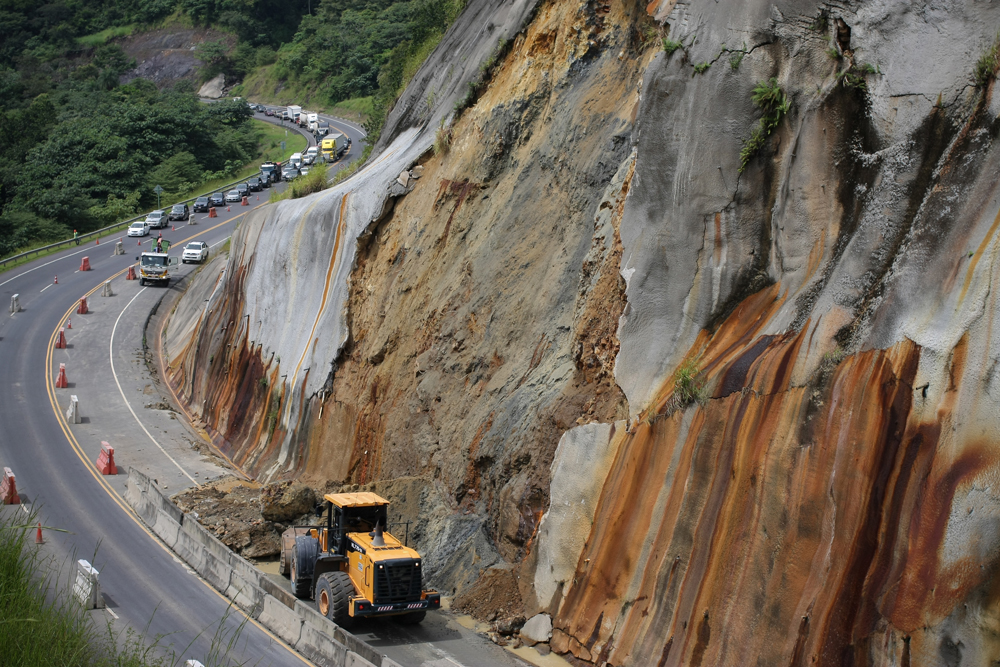 5/11/2014, Ruta 27. Recorrido por la ruta 27 hacia caldera para ver los derrumbes que se han presentado en los ultimos dias, los trabajos que se estan haciendo para remediarlos y tambien ver otros puntos propensos a derrumbes. Km 38 donde se presento el derrumbe mas reciente tiene paso controlado por los trabajos que se estan realizando. fotos jeffrey zamora