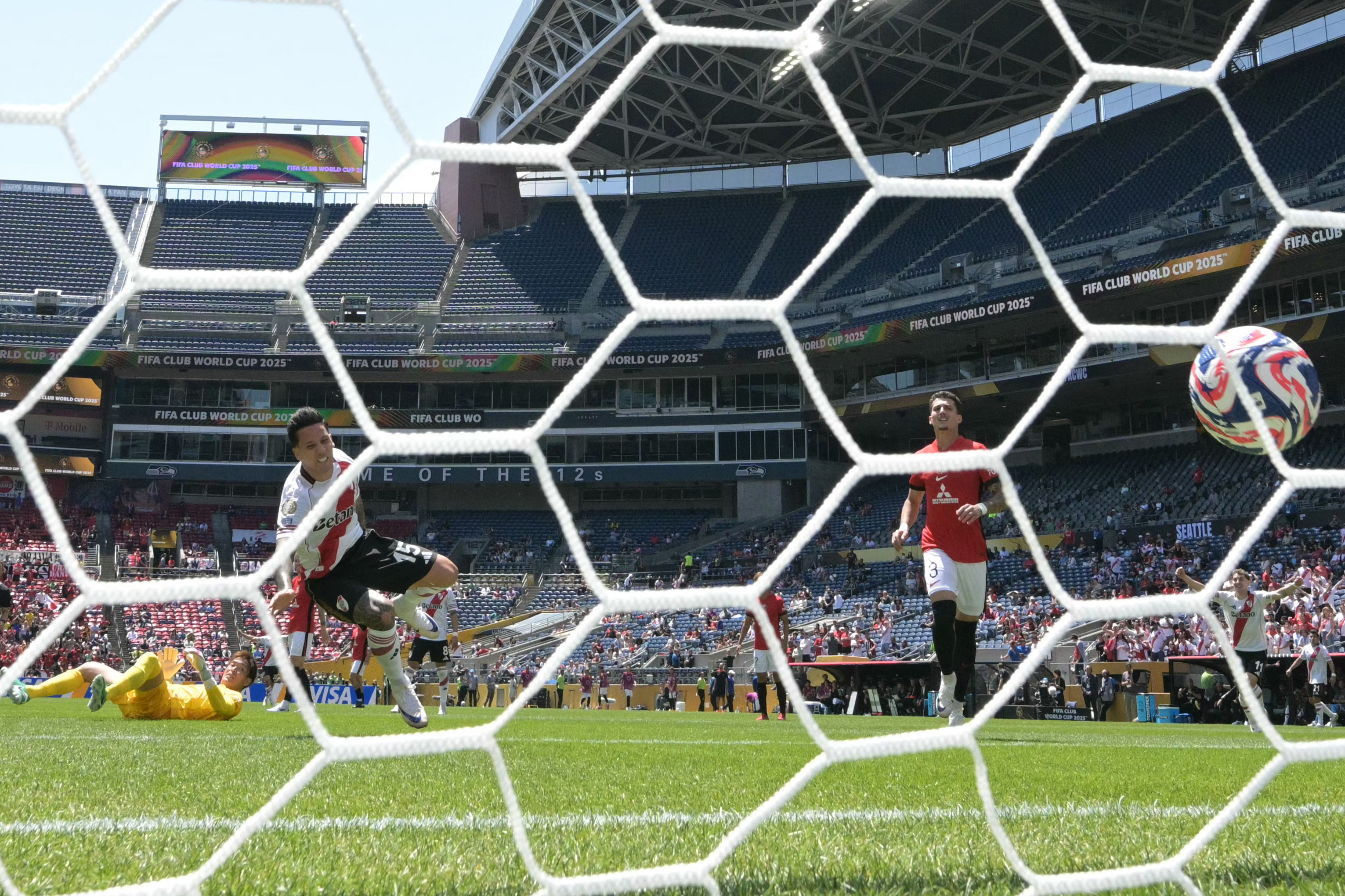 Sebastián Driussi convierte aquí el segundo gol de River Plate ante Urawa Red Diamonds por el Mundial de Clubes.
