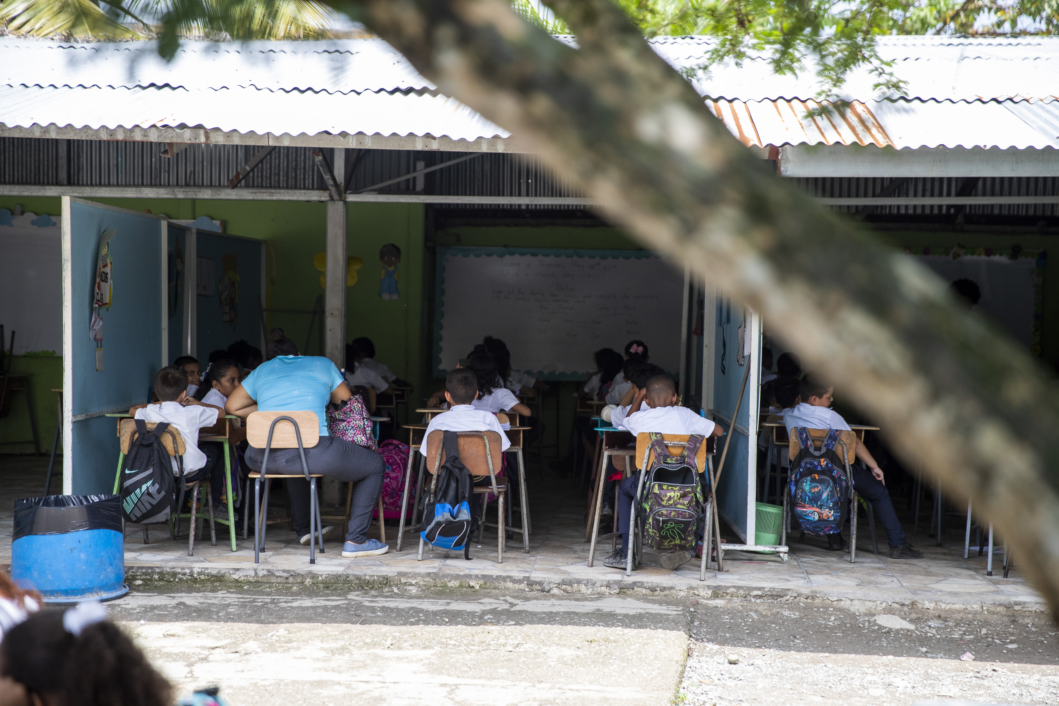 02/05/2019. Limón, Costa Rica. Gira por varias escuelas de la providencia de Limón para ver el estado en que se encuentran. La escuela de Limoncito ahora se encuentra en la iglesia, debido a que el Ministerio de salud los desalojo, de la antigua escuela por que representaba un peligro para los estudiantes, el comedor y oficinas administrativas estan en una casa a 150 metros. En el lugar donde los estudiante reciben clases, contruyeron improvisadas unas aulas, pero si es mucho el sol resulta imposible estar por el calor. En la Foto: Es aqui donde les dan las clases, si es mucho el calor salen a la sombre del arbol. y entre esas piedras reciben educación fisíca. Fotografía: Alejandro Gamboa Madrigal