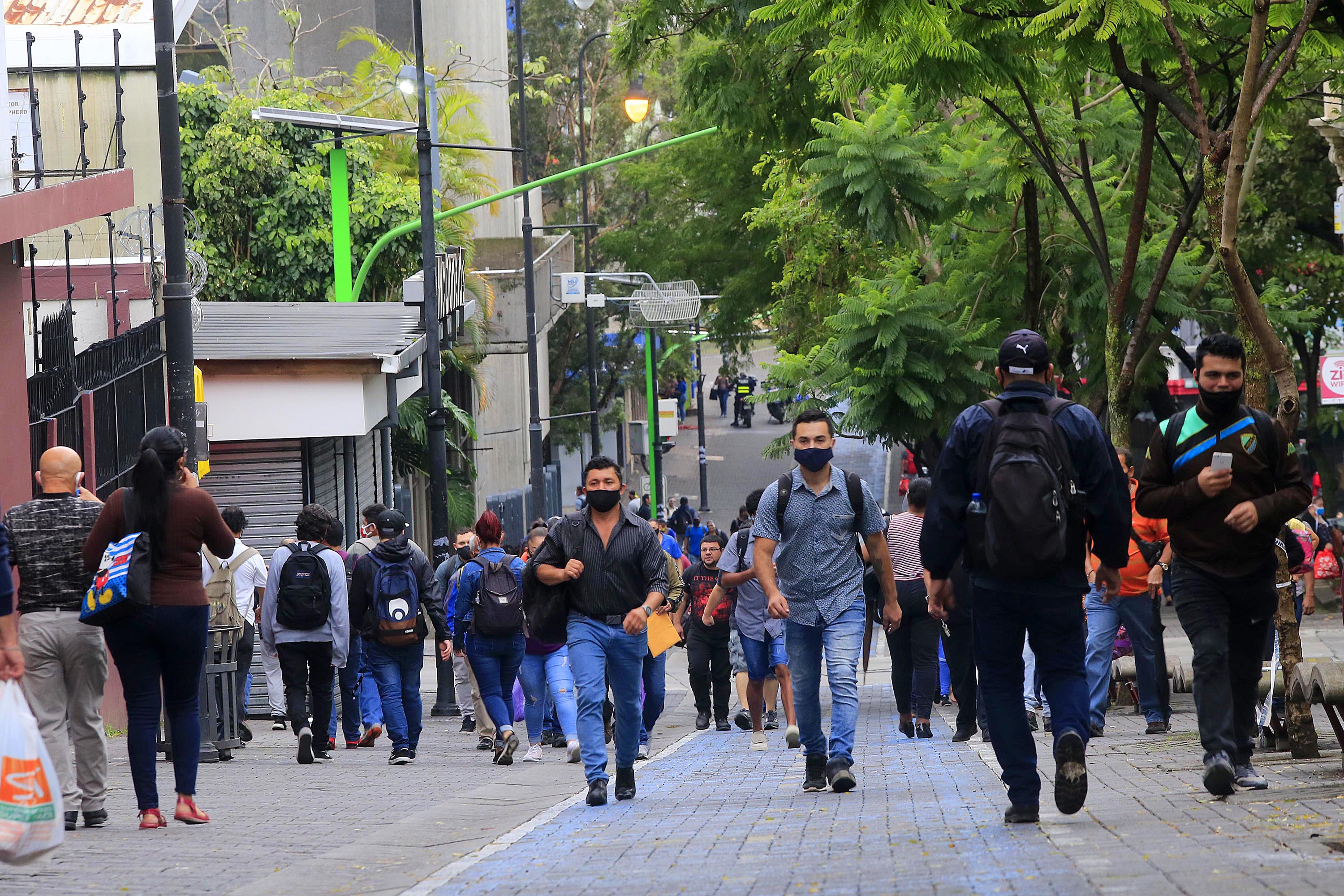28/07/2020 San José. Gente caminando por avenida 4, casi todos usando mascarilla o careta para evitar cantagiarse del nuevo coronavirus que produce la covid-19, en el centro de la capital. La mayoría, cuando regresaba a casa luego de su jornada laboral, pasadas las 5 de la tarde. Foto: Rafael Pacheco