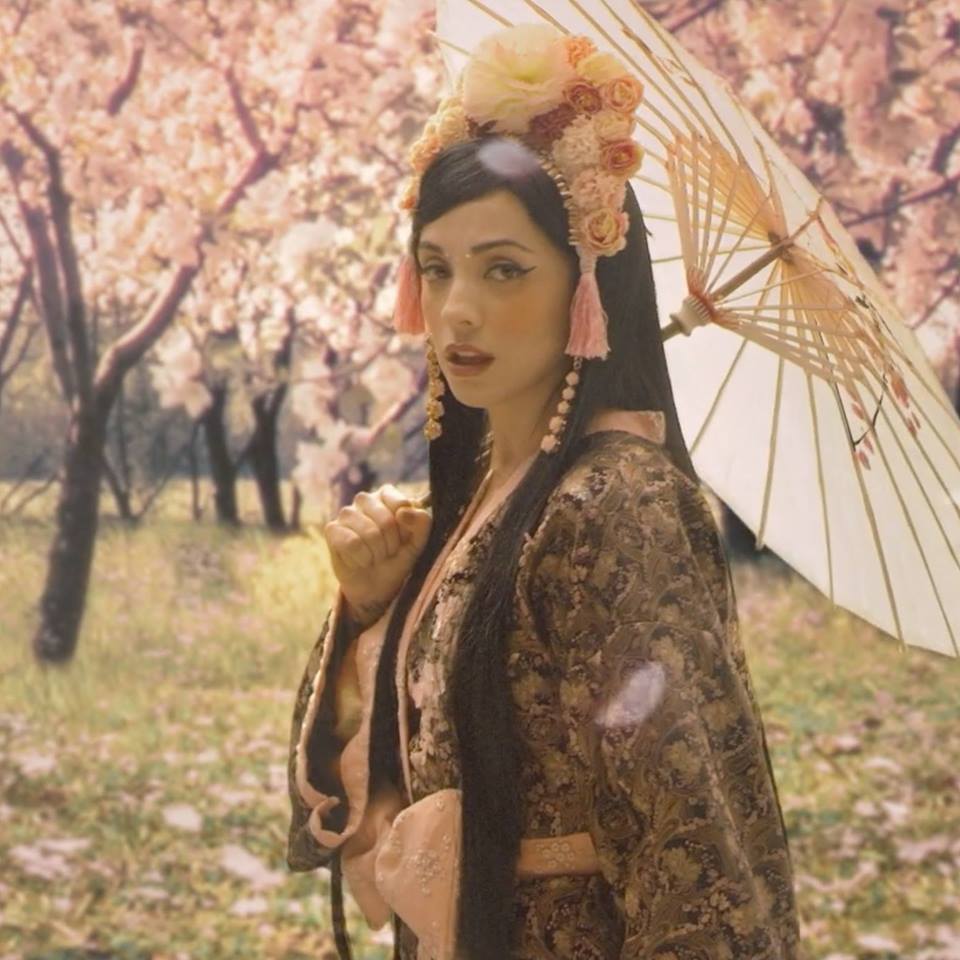 La artista chilena Mon Laferte promociona su nuevo video 'Antes de tí'