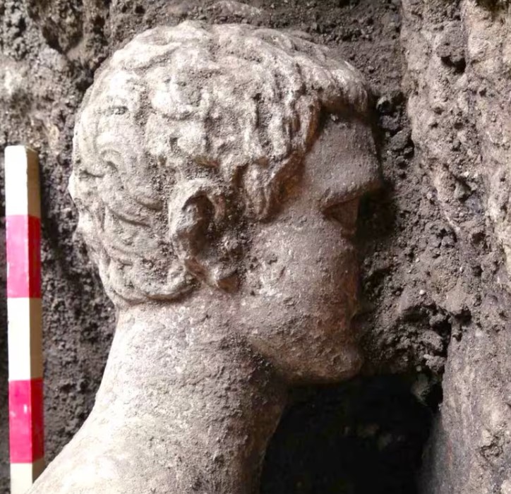 Arqueólogos hallan estatua del Imperio Romano en alcantarilla | La Nación