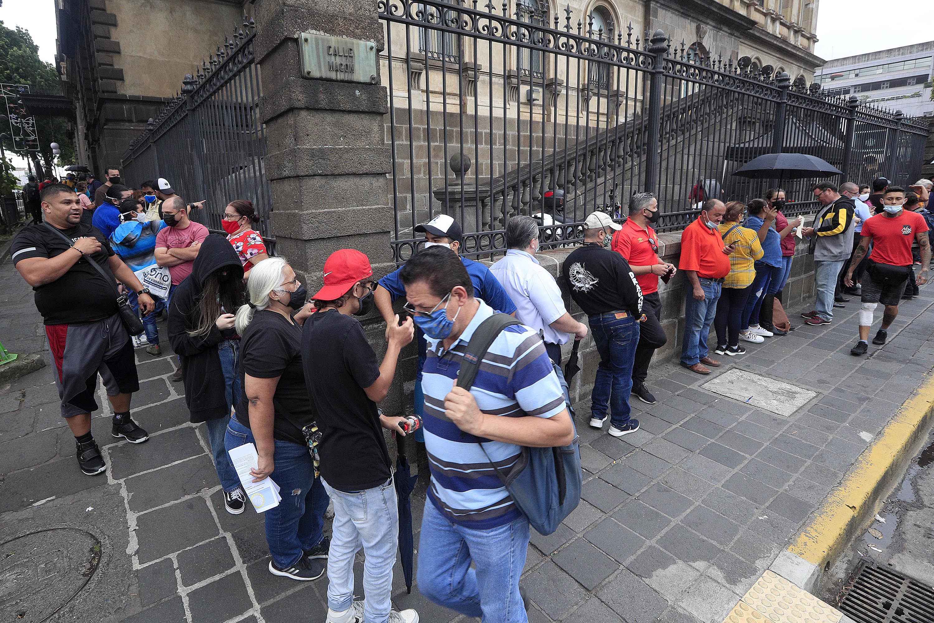 23/11/2021 Plaza de la Cultura, San José. Mucha gente hizo fila para adquirir la moneda conmemorativa del Bicentanario, en los Museos del Banco Central.