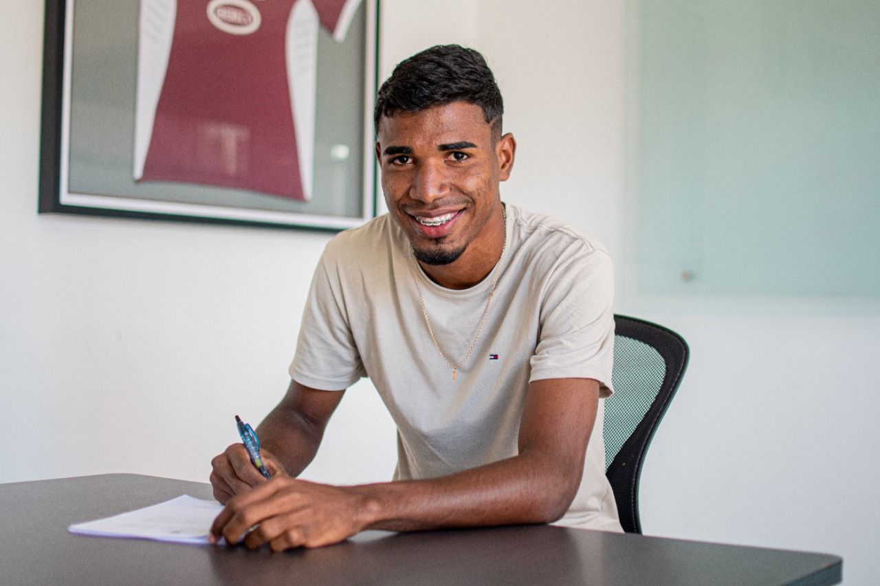 Gerald Taylor firmó el contrato con los morados hasta 2026.