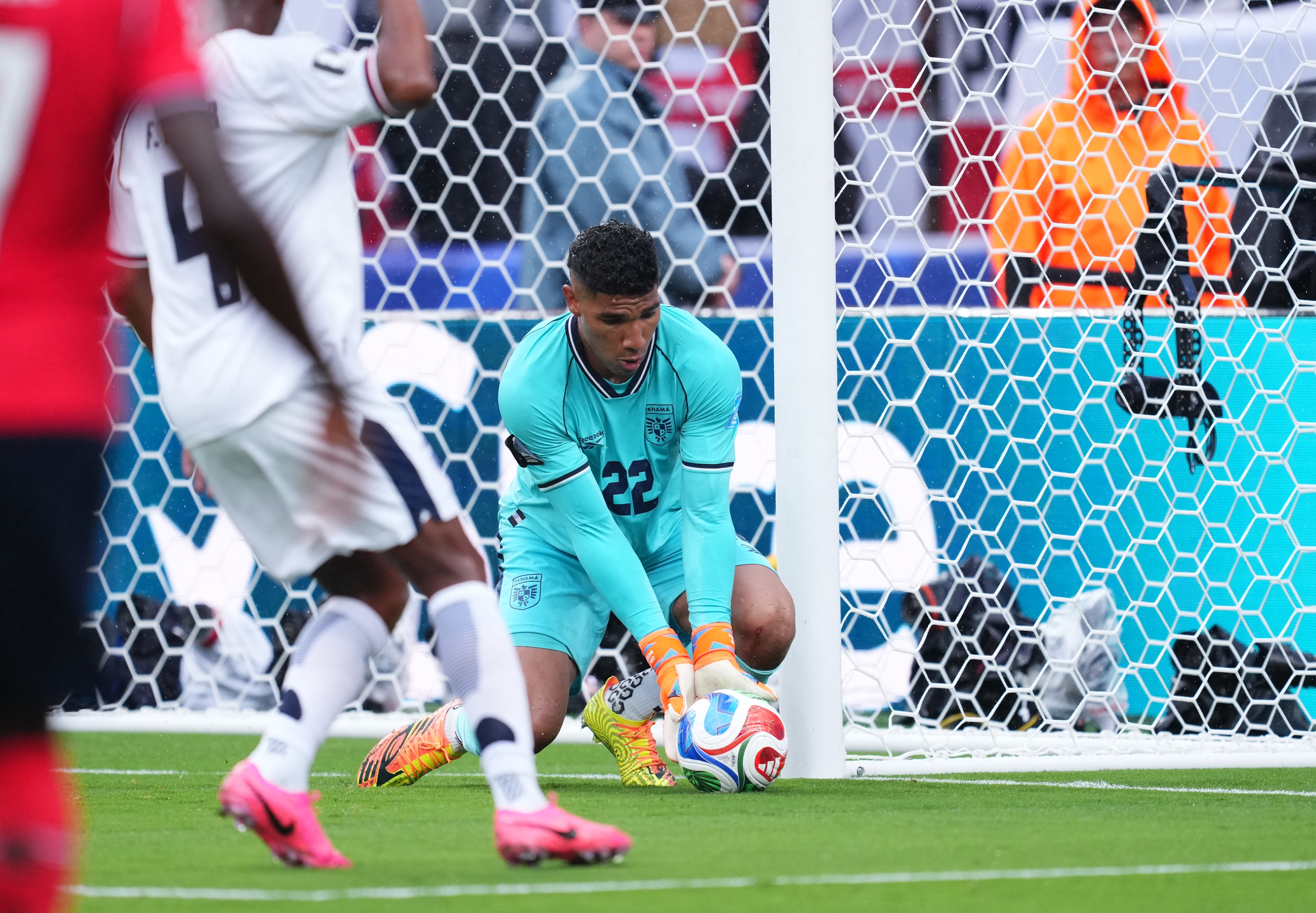 El arquero panameño Orlando Mosquera controla el balón en el duelo ante Inglaterra por el Mundial 2026.