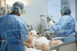 San Jose hosp Calderon Guardia aparecen mas casos de Gripe AH1N1 conmas pacientes hospitalizados ahora ocupan la UCI (unidad de cuidados Intensivos) de la torre Sur de dicho hospital aqui los pacientes estan delicados y con respiracion asistida ,ademas entrevista con Dr Luis Paulino Hernandez Foto Mario Rojas/la nacion 08 julio 2009 430pm
