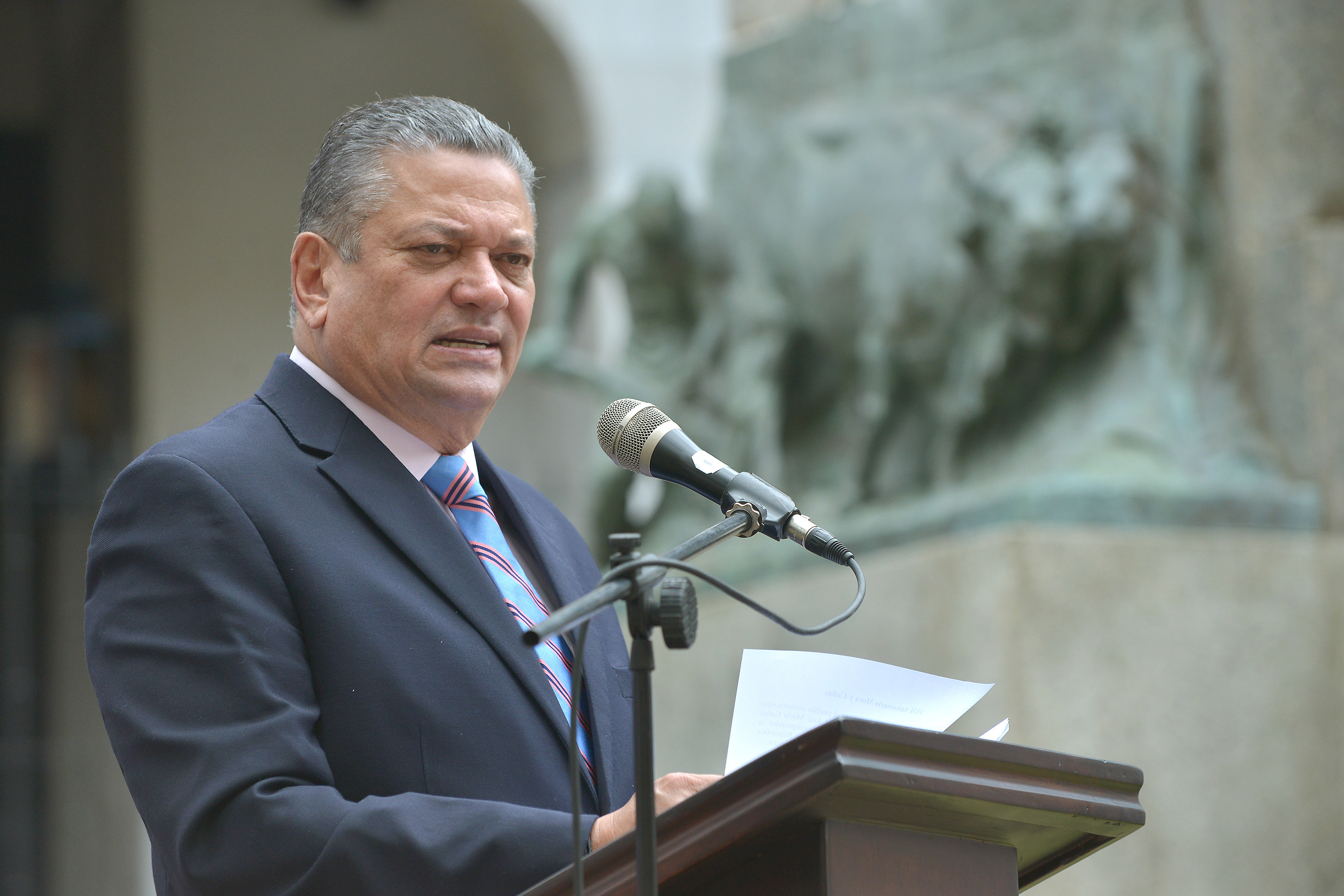 30 de setiembre del 2021. Edificio de Correos de San José. 9 a.m. Tras 145 años de haber sido ordenada por ley, por fin construirán la “Tumba de los Mora y Cañas”, con el objetivo de reconocer el legado del libertador de Costa Rica, Juan Rafael Mora Porras, y la valentía del salvadoreño José María Cañas Escamilla, quienes lideraron la Campaña Nacional de 1856-1857. En la foto: Con la presencia del alcalde de San José, Johnny Araya se llevó a cabo la firma del documento oficial. Foto: Alber Marín para la Nación.