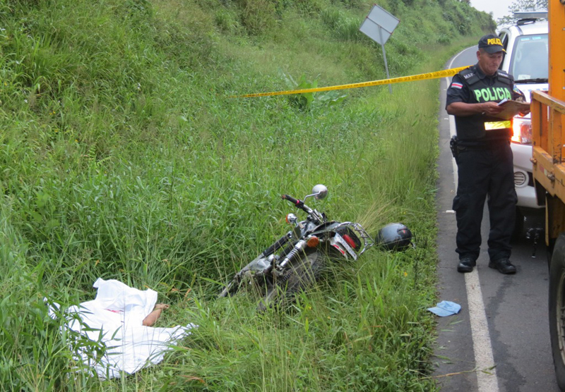 El motociclista Carlos José Villegas Herrera, de 25 años, murió luego de que perdiera el control del vehículo y derrapara a 150 metros del puente sobre el río Toro Amarillo en Venecia de San Carlos. | ÉDGAR CHINCHILLA.
