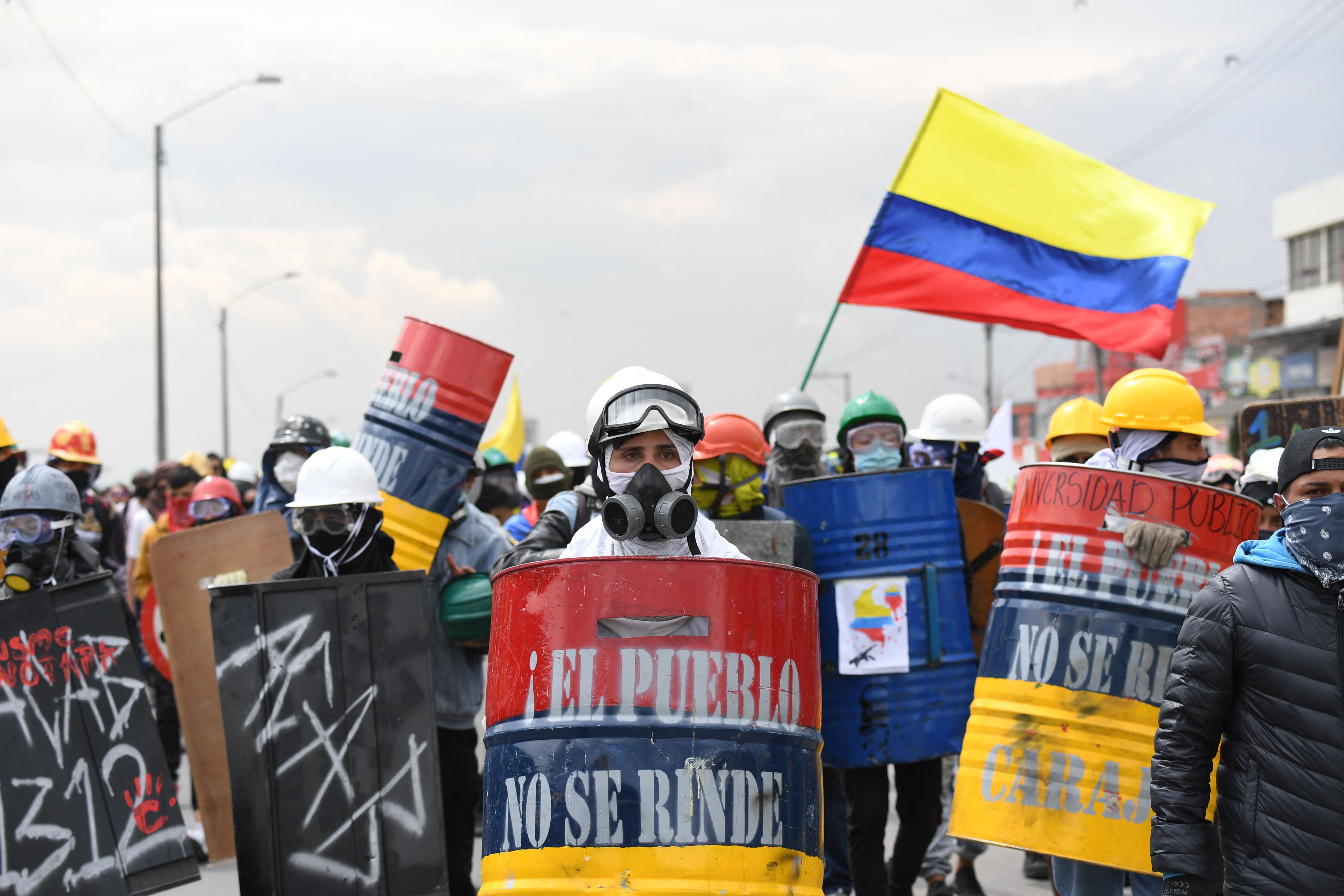 Manifestantes sostienen escudo casero durante una nueva protesta contra el gobierno del presidente colombiano Iván Duque, en Bogotá, Colombia, el 28 de mayo del 2021. Foto: AFP