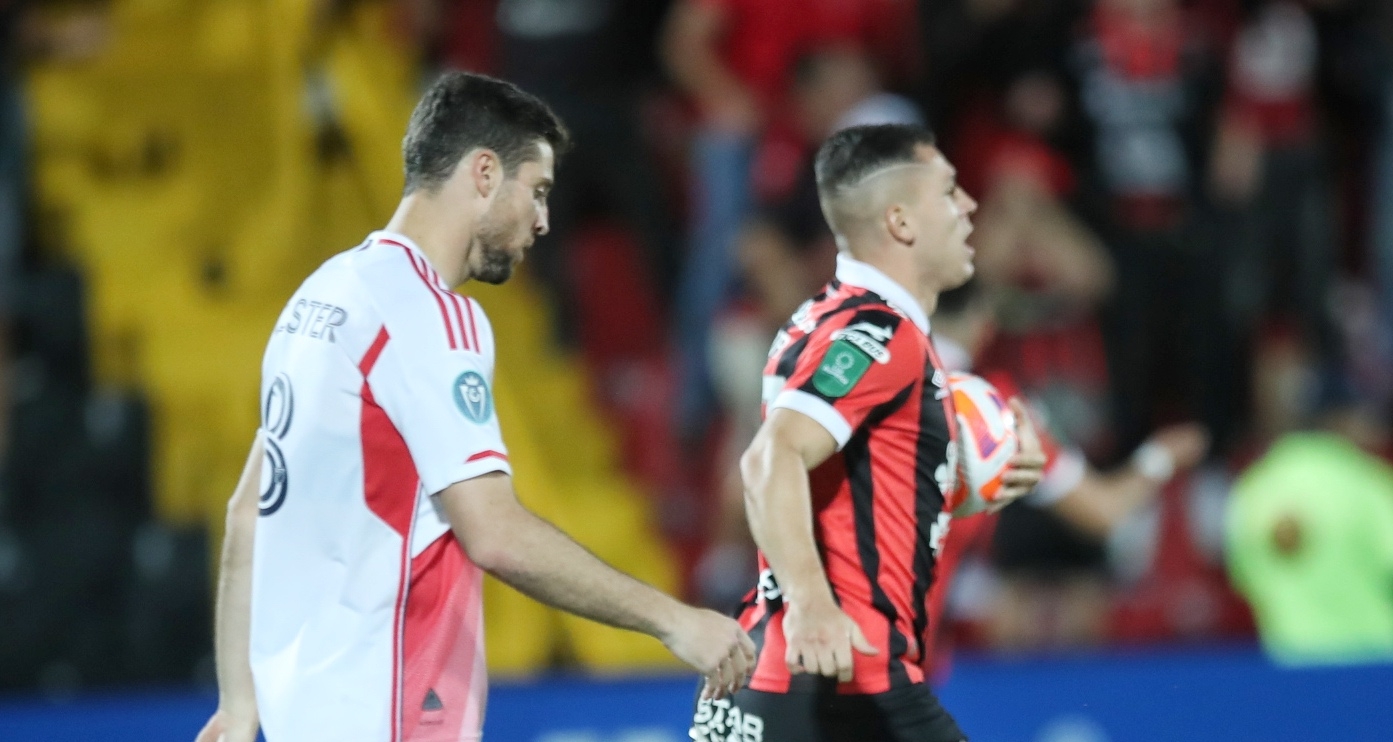 12/03/2024/ juego de vuelta entre Liga Deportiva Alajuelense vs New England Revolution por la CONCACAF Champions Cup en el estadio Alejandro Morera Soto donde el técnico Alexandre Guimarães vuelve al fútbol de Costa Rica dirigiendo a la Liga / Foto John Durán