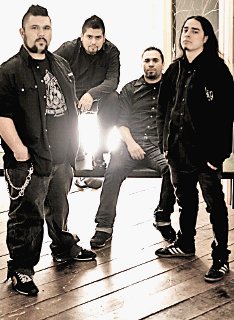 Sintagma, uno de los grupos importantes en el rock duro nacional, nació en el 2000. Debutó en el 2001 en el desaparecido Rock Fest y sorprendió con su fuerza y una sólida propuesta. Sintagma para LN Logro.