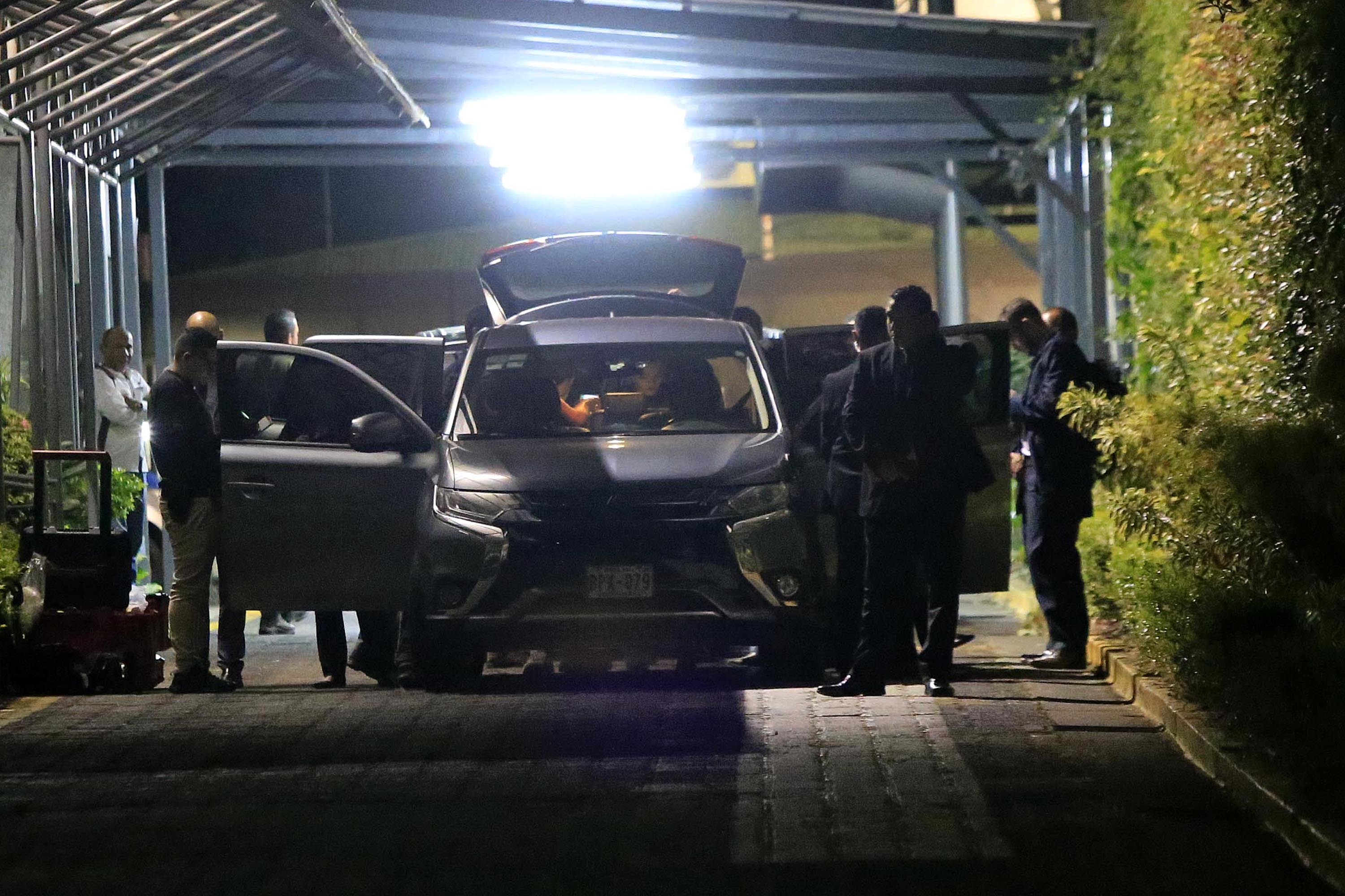 28/02/2020 Casa Presidencial, Zapote. A las 10:30 p.m. continuaba el allanamiento. A esta hora el equipo investigador, encabezado por la Fiscal General, Emilia Navas, revisaba exhaustivamente el vehículo BPX 079, inscrito a nombre del Ministerio de la Presidencia, en uno de los accesos laterales. Foto: Rafael Pacheco