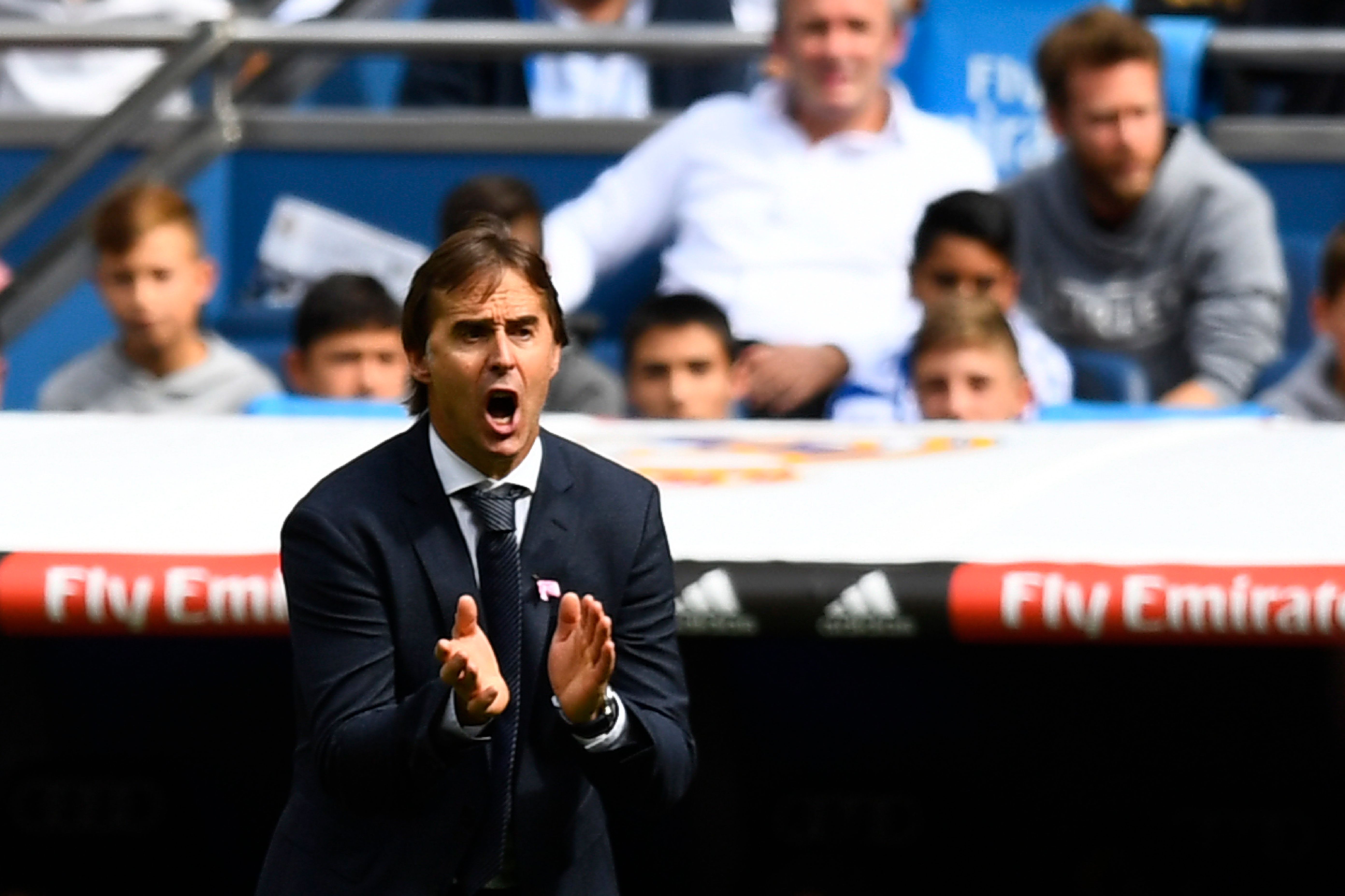 Real Madrid's Spanish coach Julen Lopetegui gives instructions to his players during the Spanish league football match Real Madrid CF against Levante UD at the Santiago Bernabeu stadium in Madrid on October 20, 2018. (Photo by GABRIEL BOUYS / AFP)