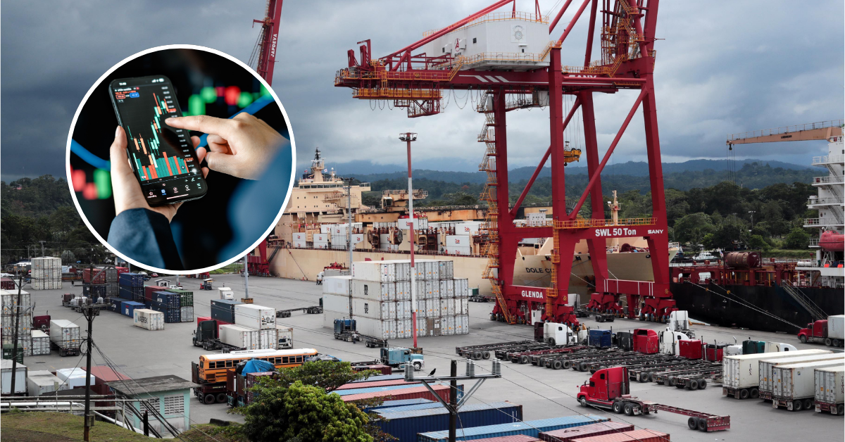 Vista del puerto de Moín en Costa Rica con contenedores y grúas de carga, reflejando el crecimiento del sector de transporte y almacenamiento en 2025, según proyecciones del Banco Central. En un recuadro, una persona revisa gráficos financieros en un teléfono móvil.